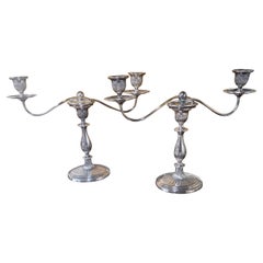 Coppia di candelabri convertibili da una a tre luci in stile Reggenza inglese in silverplate