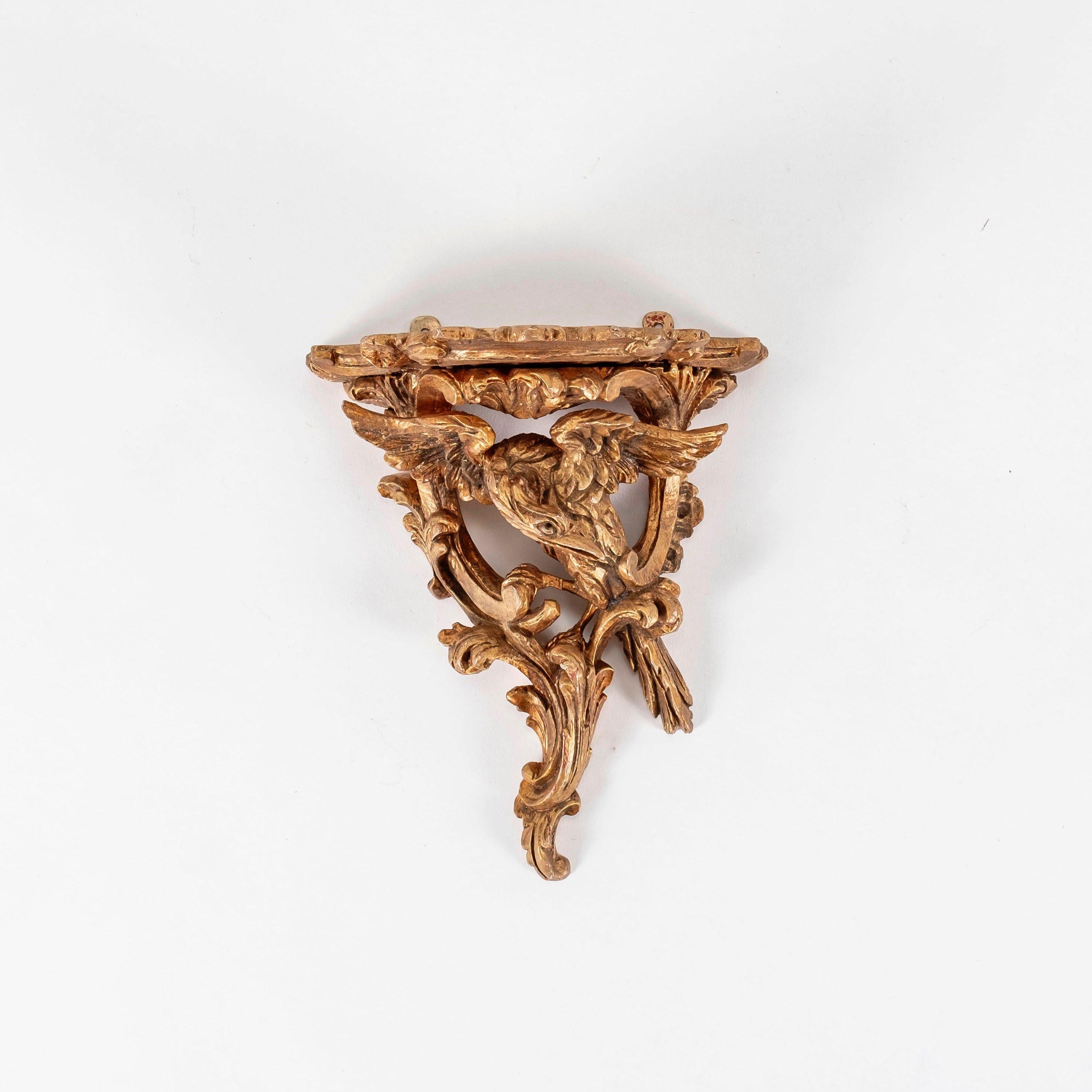 Coppia di mensole da parete con aquila in legno dorato intagliato a mano in stile Regenza del XX secolo.