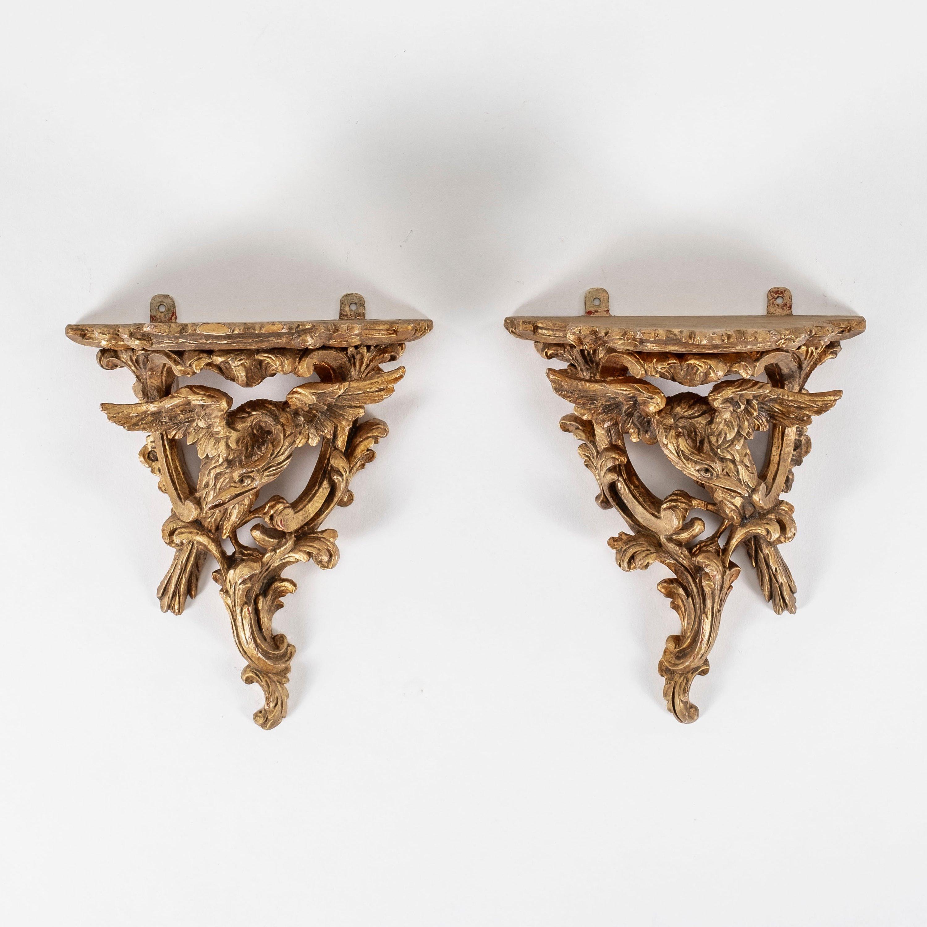 XX secolo Coppia di mensole da parete a forma di aquila dorata in stile Regency in vendita