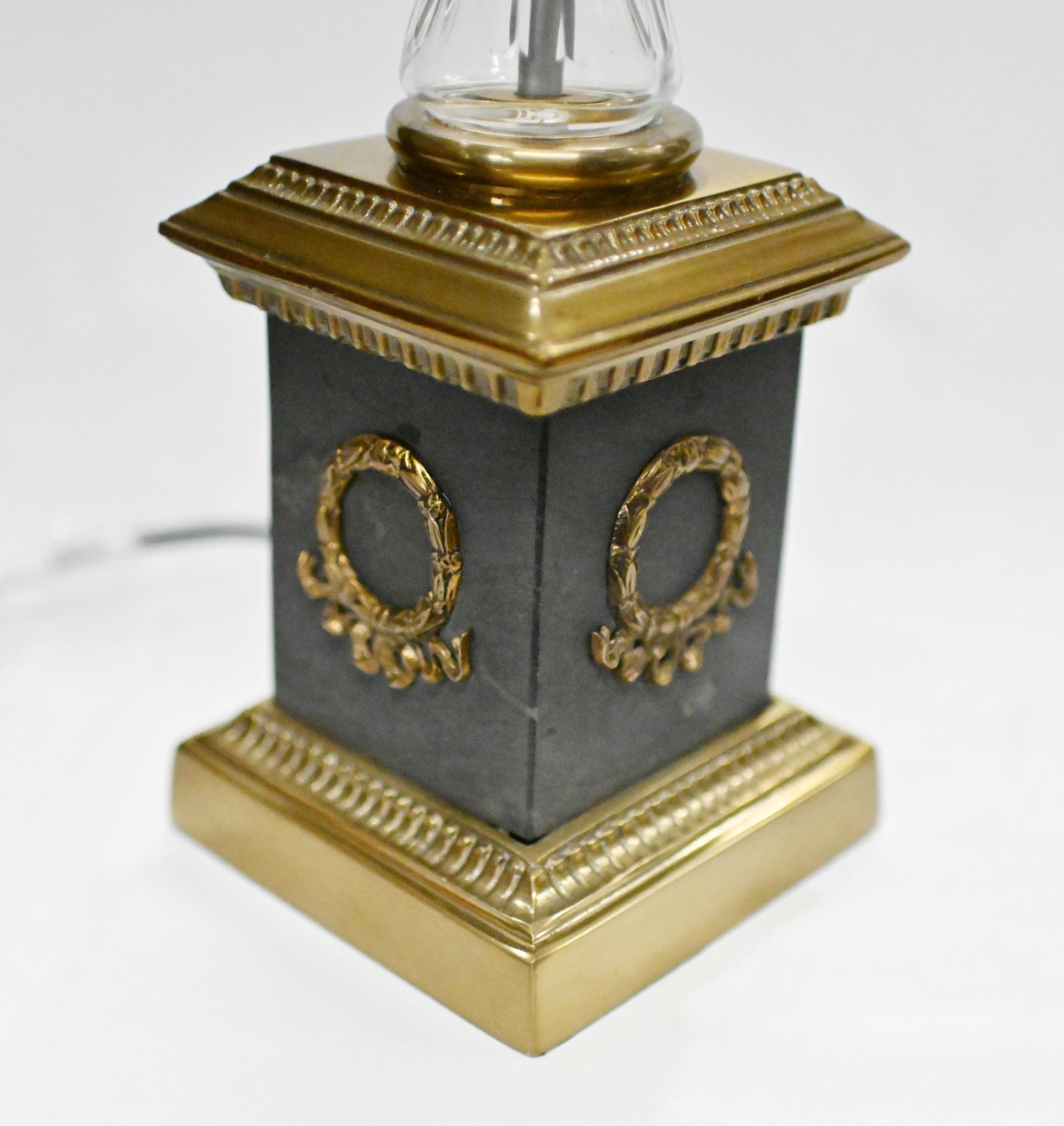 Magnifique paire de lampes de table de style Regency
Fabriquées en verre de cristal et sur des socles classiques en bronze doré.
Les bases sont ornées d'un récif de laurier en bronze doré et de poignées en forme d'aigle.
Il suffit de trouver une