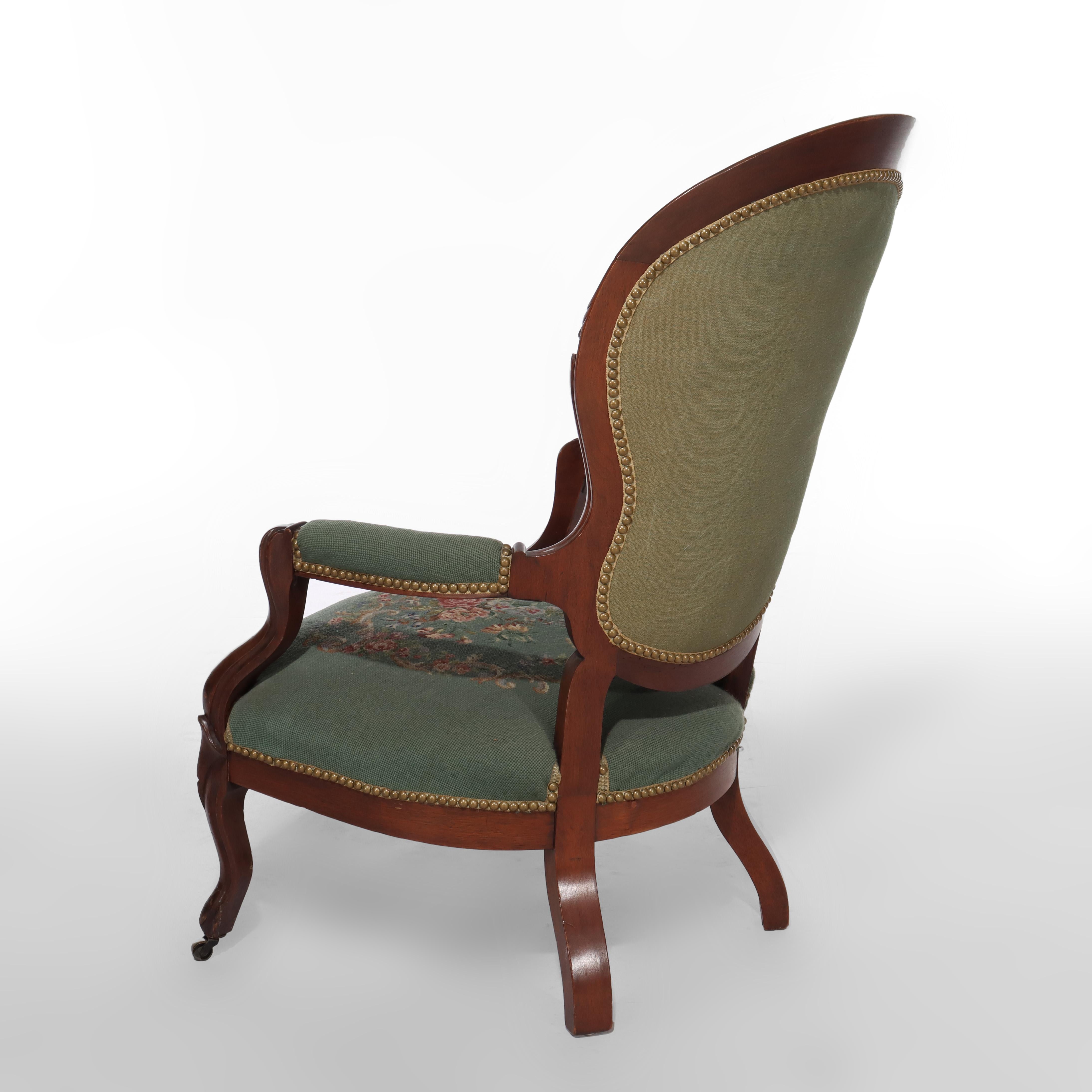 Coppia di poltrone da salotto rinascimentali in legno di noce intagliato e agugliato C1880 in vendita 3
