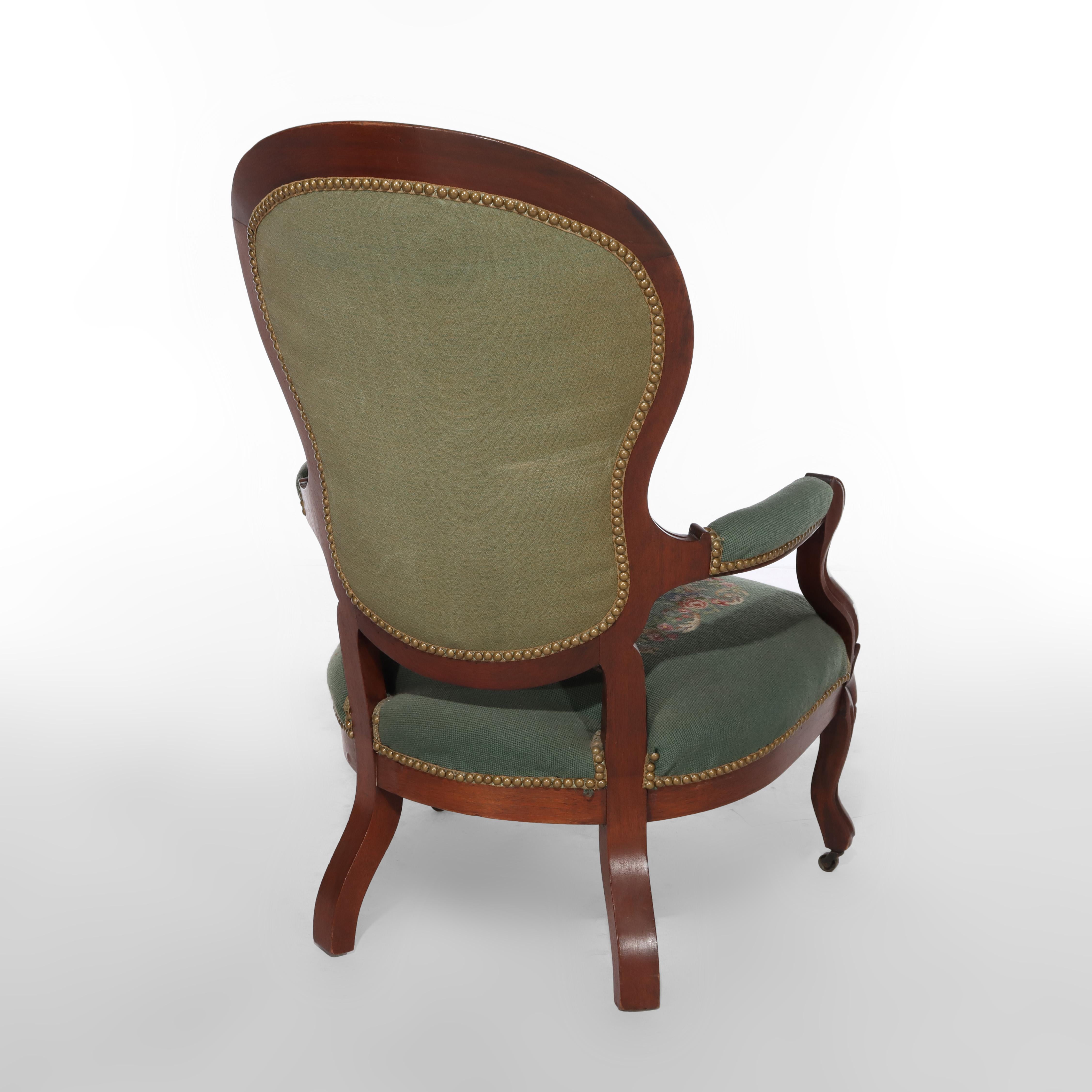 Coppia di poltrone da salotto rinascimentali in legno di noce intagliato e agugliato C1880 in vendita 4