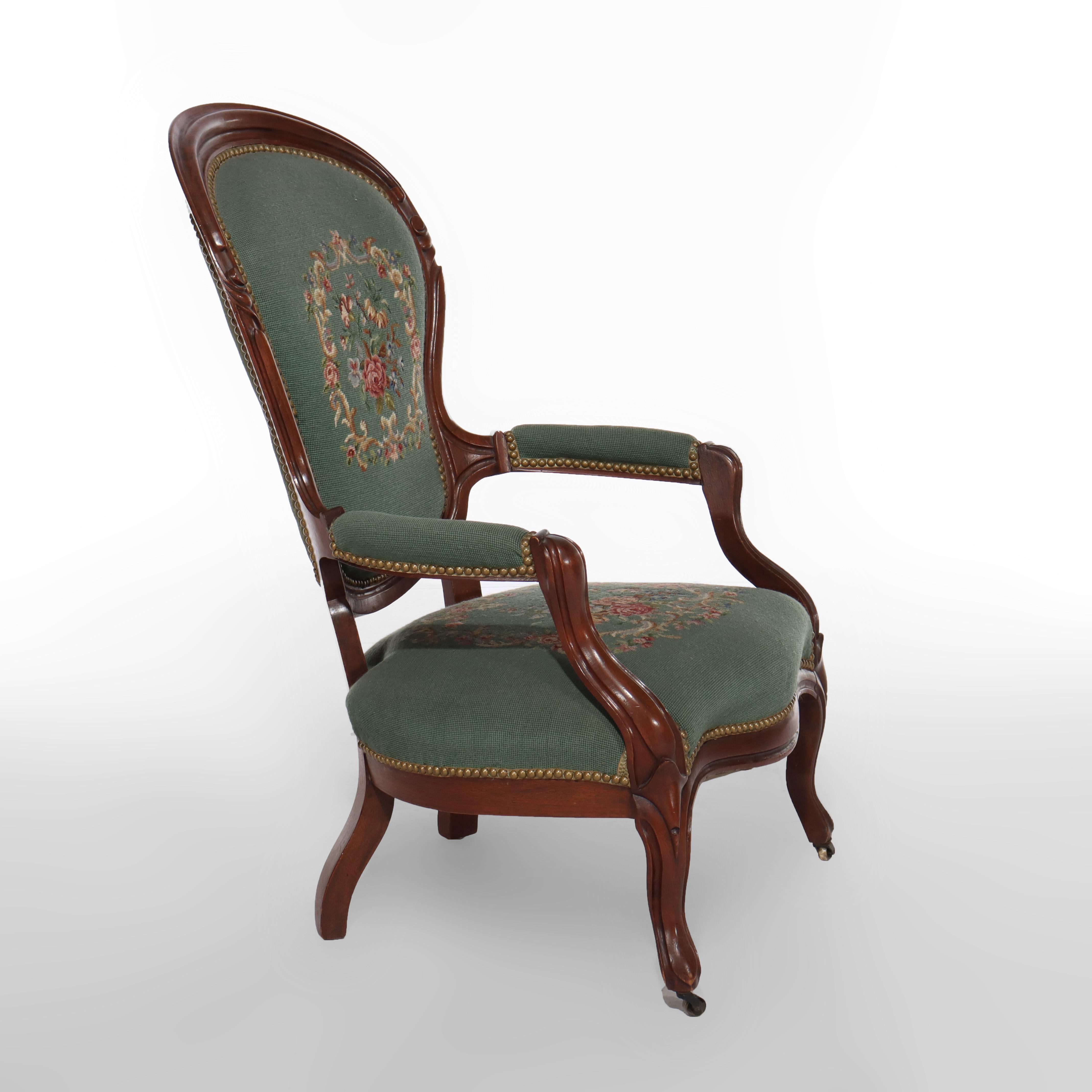 Coppia di poltrone da salotto rinascimentali in legno di noce intagliato e agugliato C1880 in vendita 6