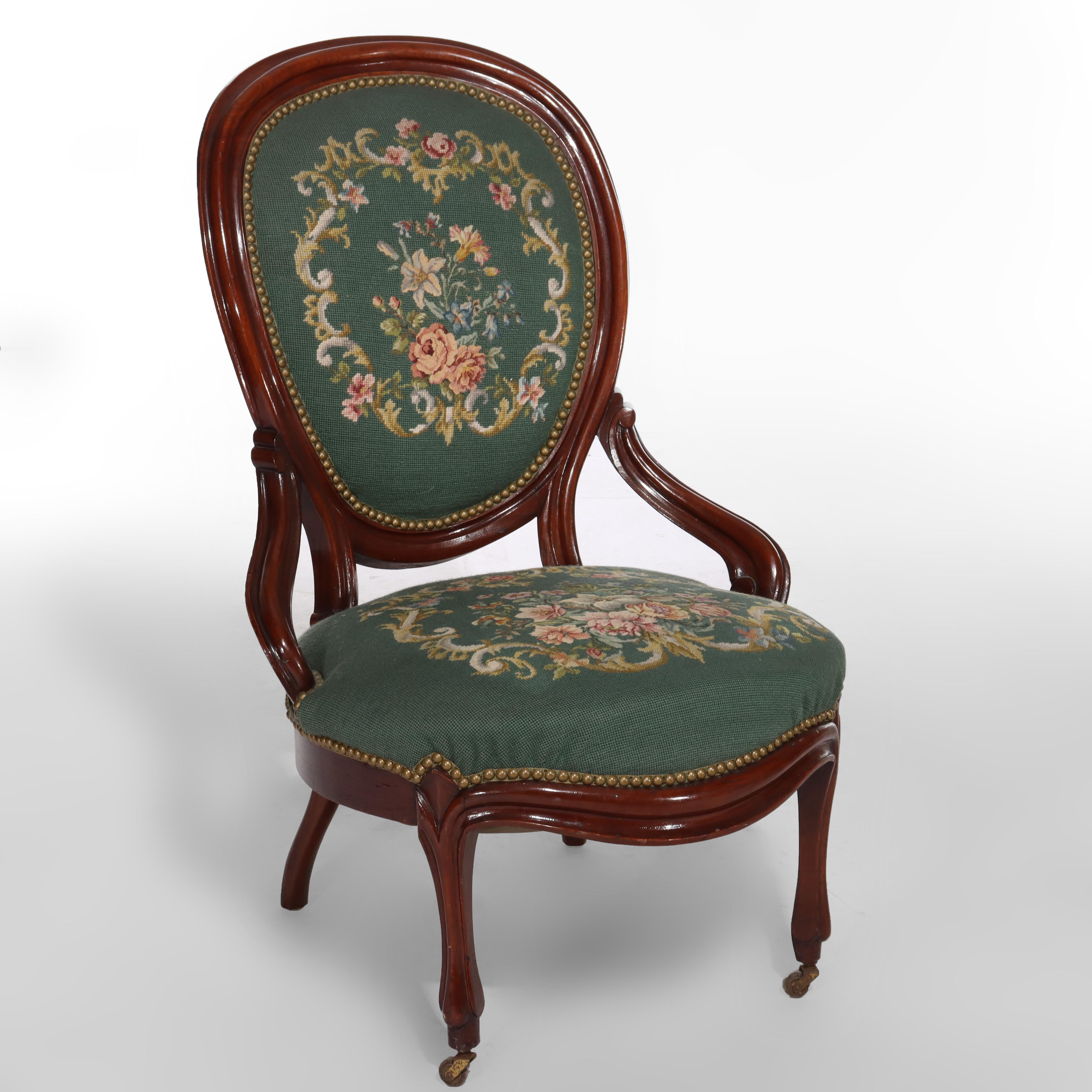 Punto croce Coppia di poltrone da salotto rinascimentali in legno di noce intagliato e agugliato C1880 in vendita