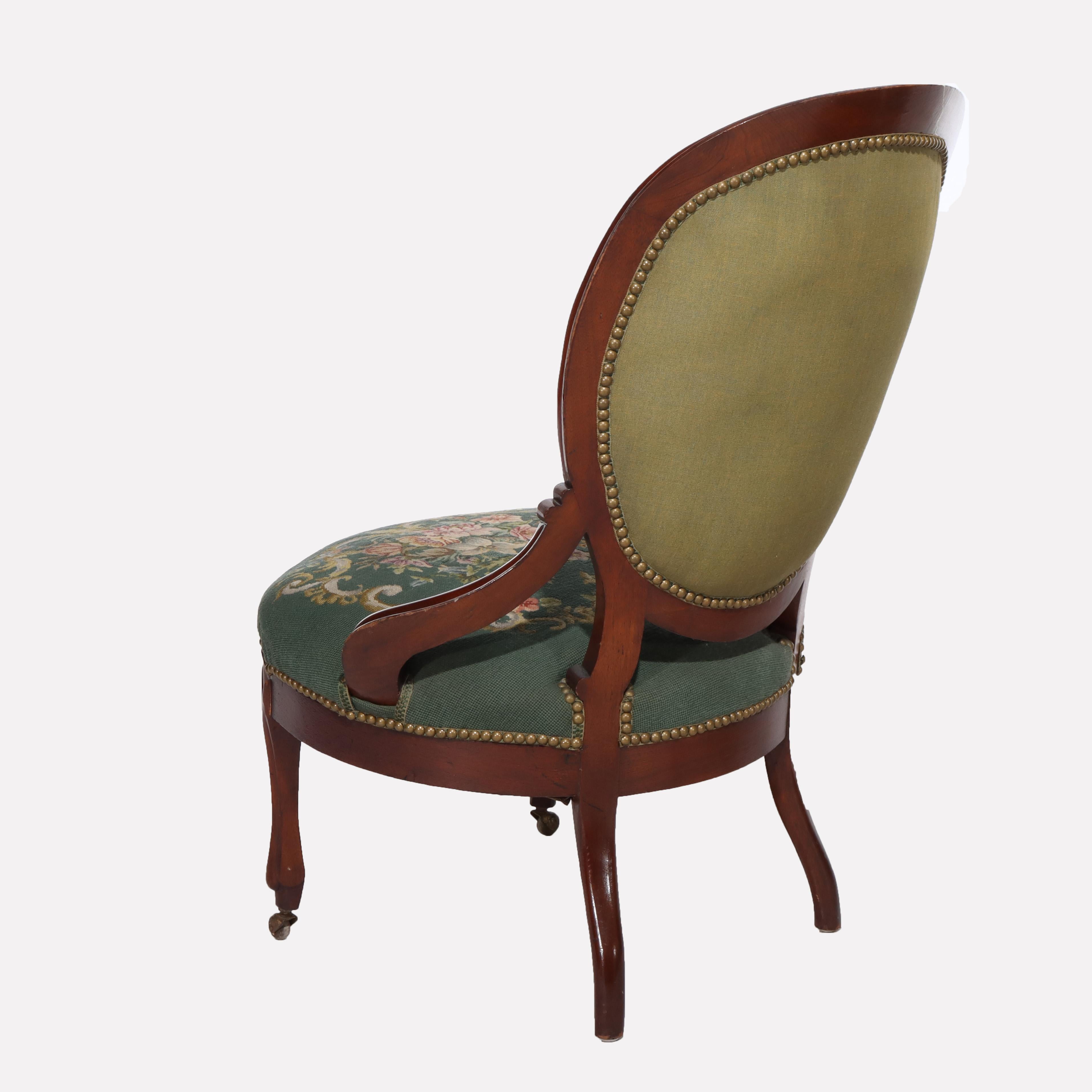 XIX secolo Coppia di poltrone da salotto rinascimentali in legno di noce intagliato e agugliato C1880 in vendita