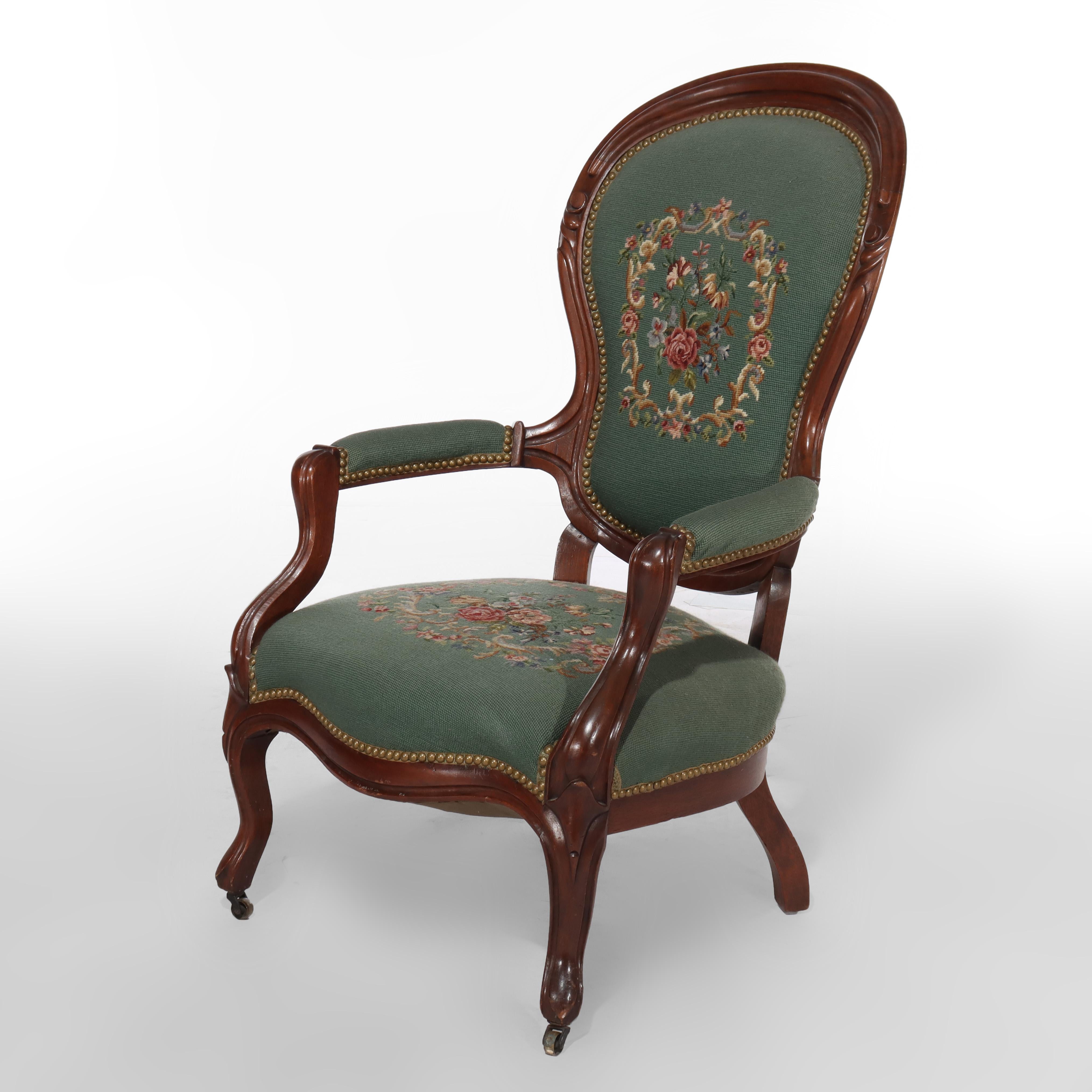Tappezzeria Coppia di poltrone da salotto rinascimentali in legno di noce intagliato e agugliato C1880 in vendita