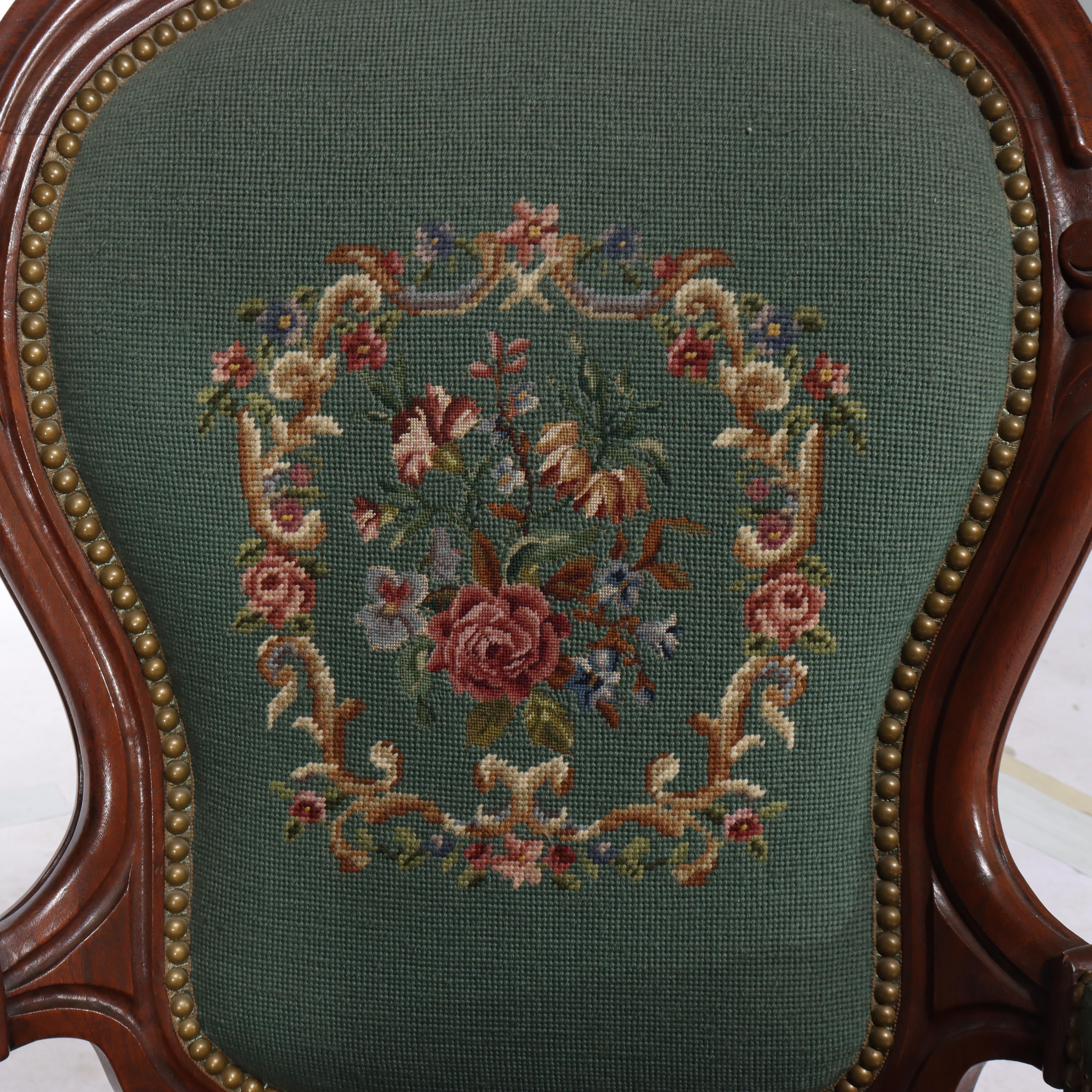 Coppia di poltrone da salotto rinascimentali in legno di noce intagliato e agugliato C1880 in vendita 2