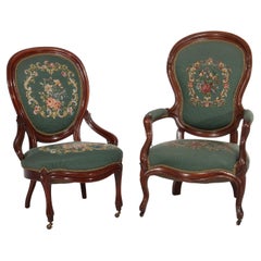Pareja de sillones de salón renacentistas de nogal tallado y punto de aguja C1880
