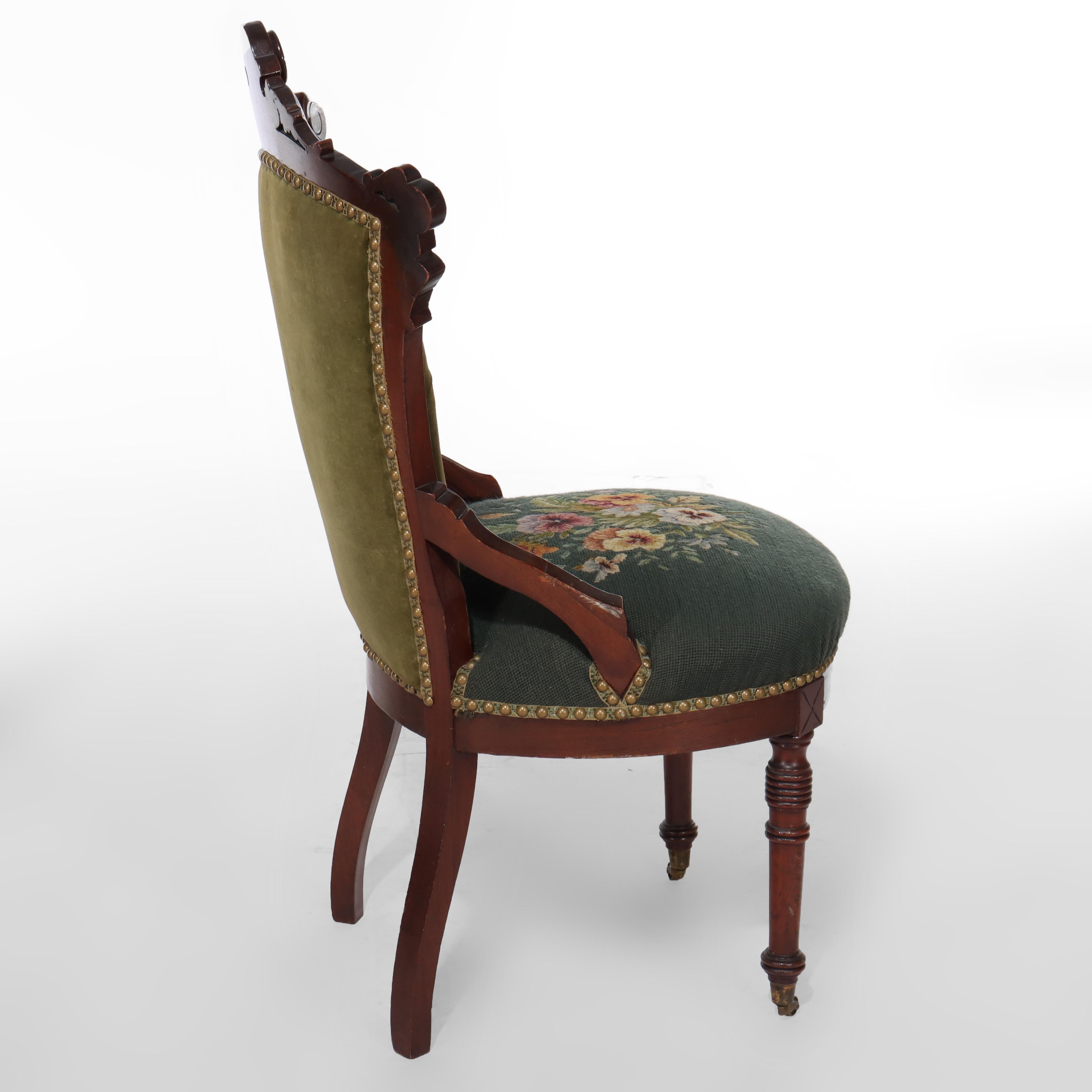 Pareja de sillas de salón renacentistas de nogal tallado C1880 en venta 4