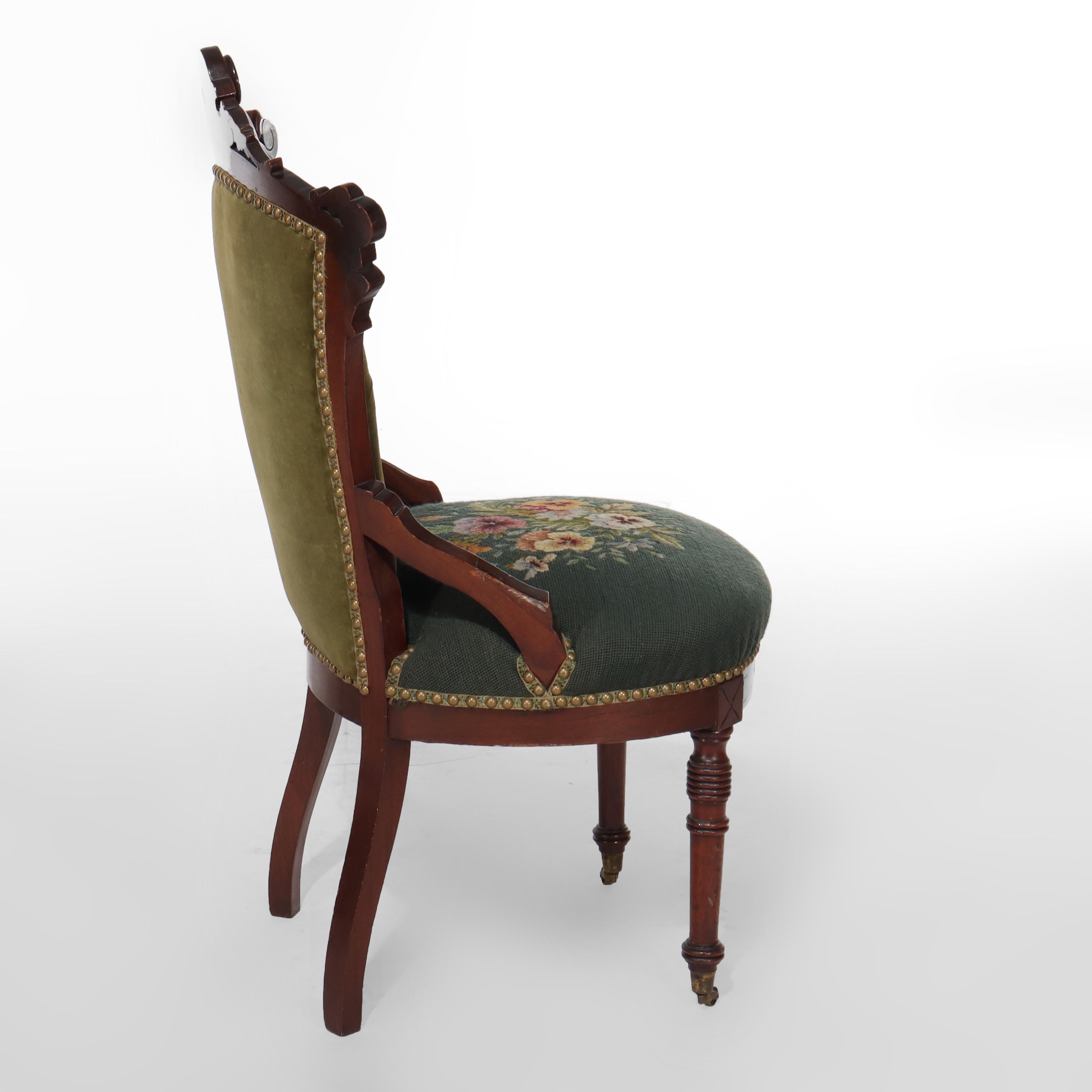 Pareja de sillas de salón renacentistas de nogal tallado C1880 en venta 5