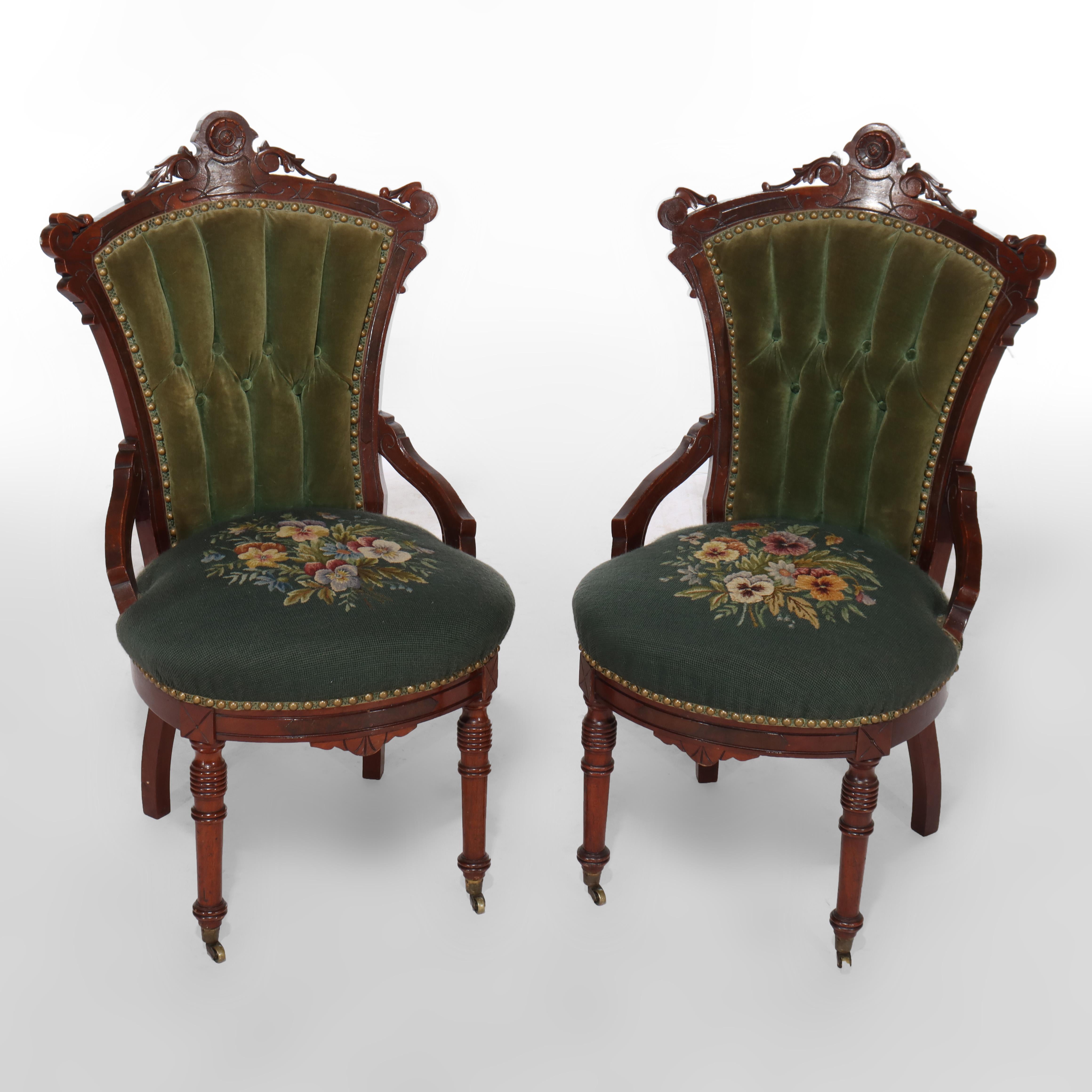 Pareja de sillas de salón renacentistas de nogal tallado C1880 Victoriano en venta