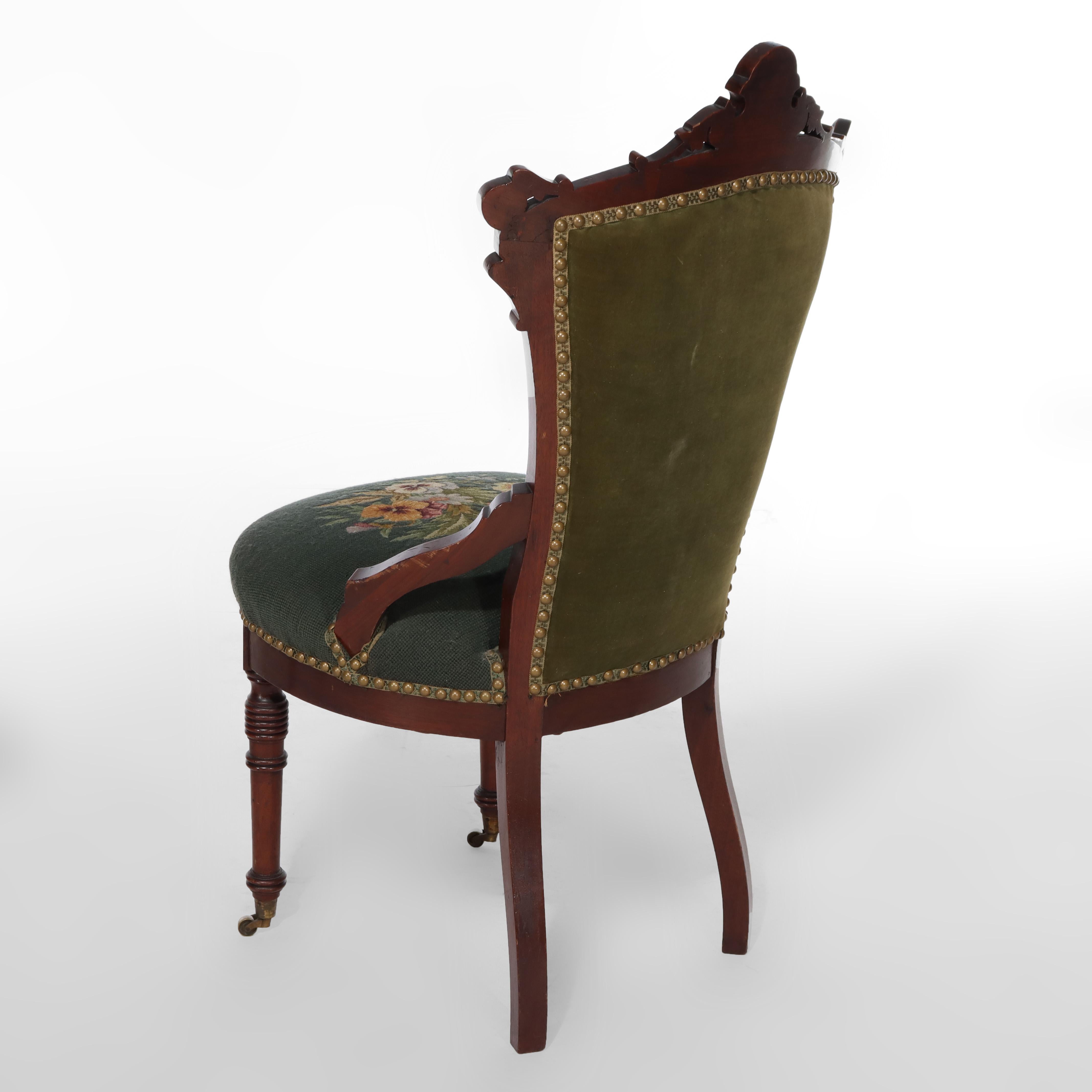 Pareja de sillas de salón renacentistas de nogal tallado C1880 en venta 2