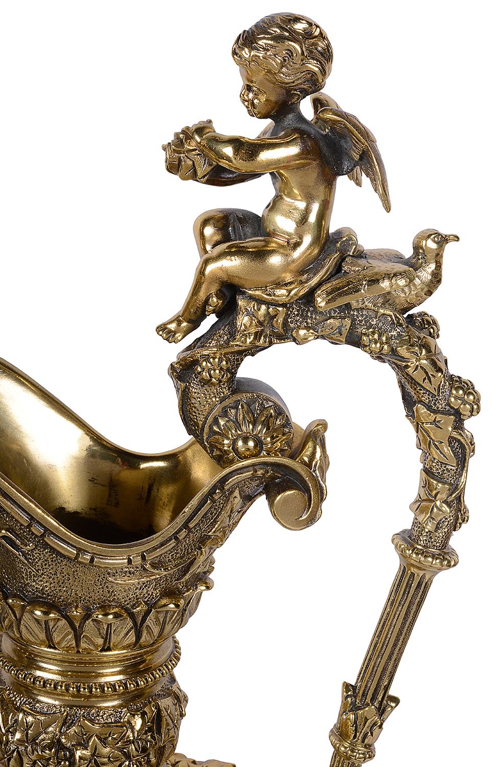 Ein Paar antiker französischer patinierter Bronzewerke im Renaissancestil stellt spielende bacchantische Putten dar. Auf dem Griff sitzt ein Putto, der einen Gegenstand in den Händen hält. Die Musiker sind Putten mit Hörnern und Trommeln, zwei