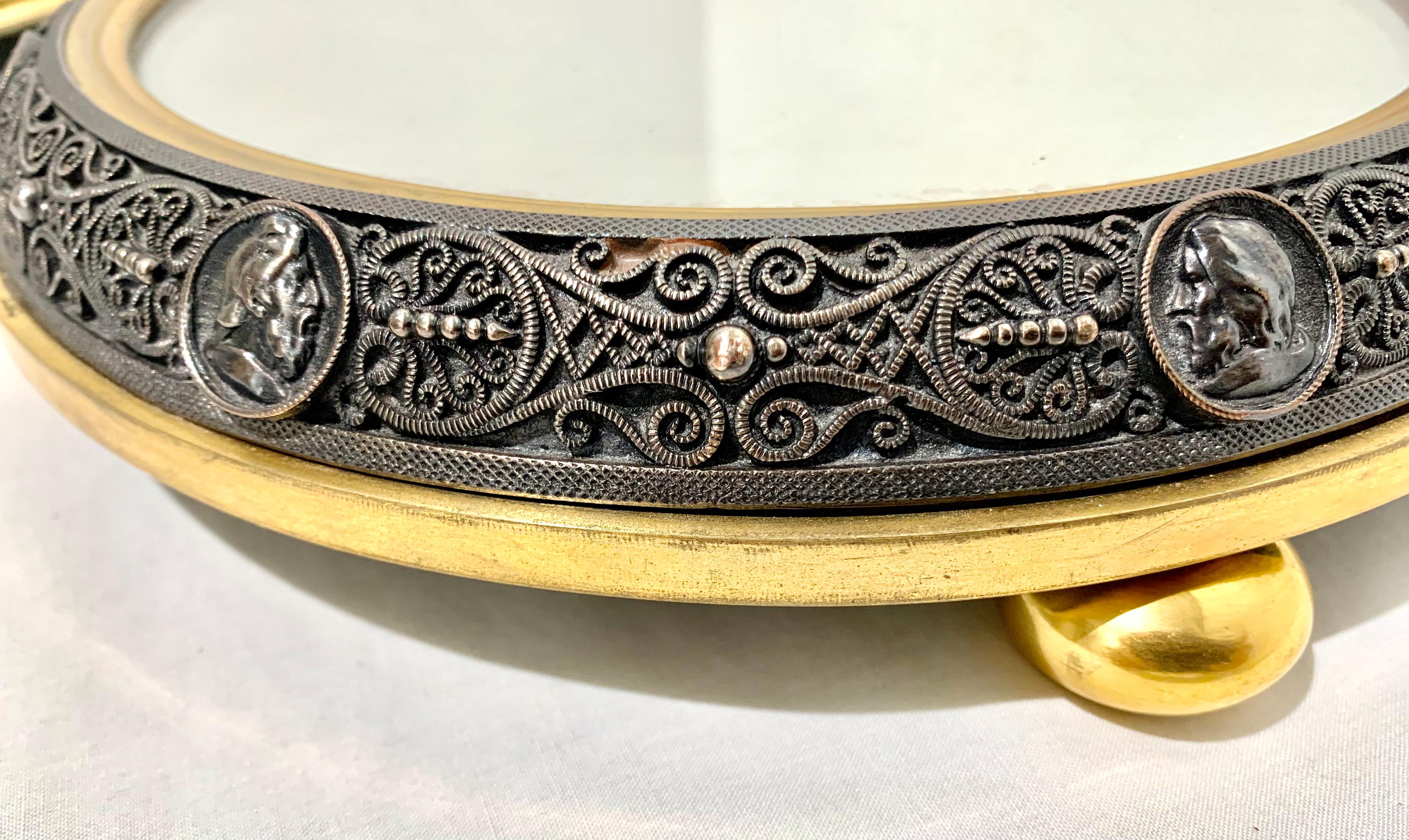 Sehr schönes Paar antiker Weinuntersetzer im Renaissance-Stil in Magnum-Größe aus vergoldeter und versilberter Bronze mit verspiegelten Plateaus. Jede mit einer fein gearbeiteten, filigranen Umrandung aus kunstvoll verschlungenen Mustern, die acht
