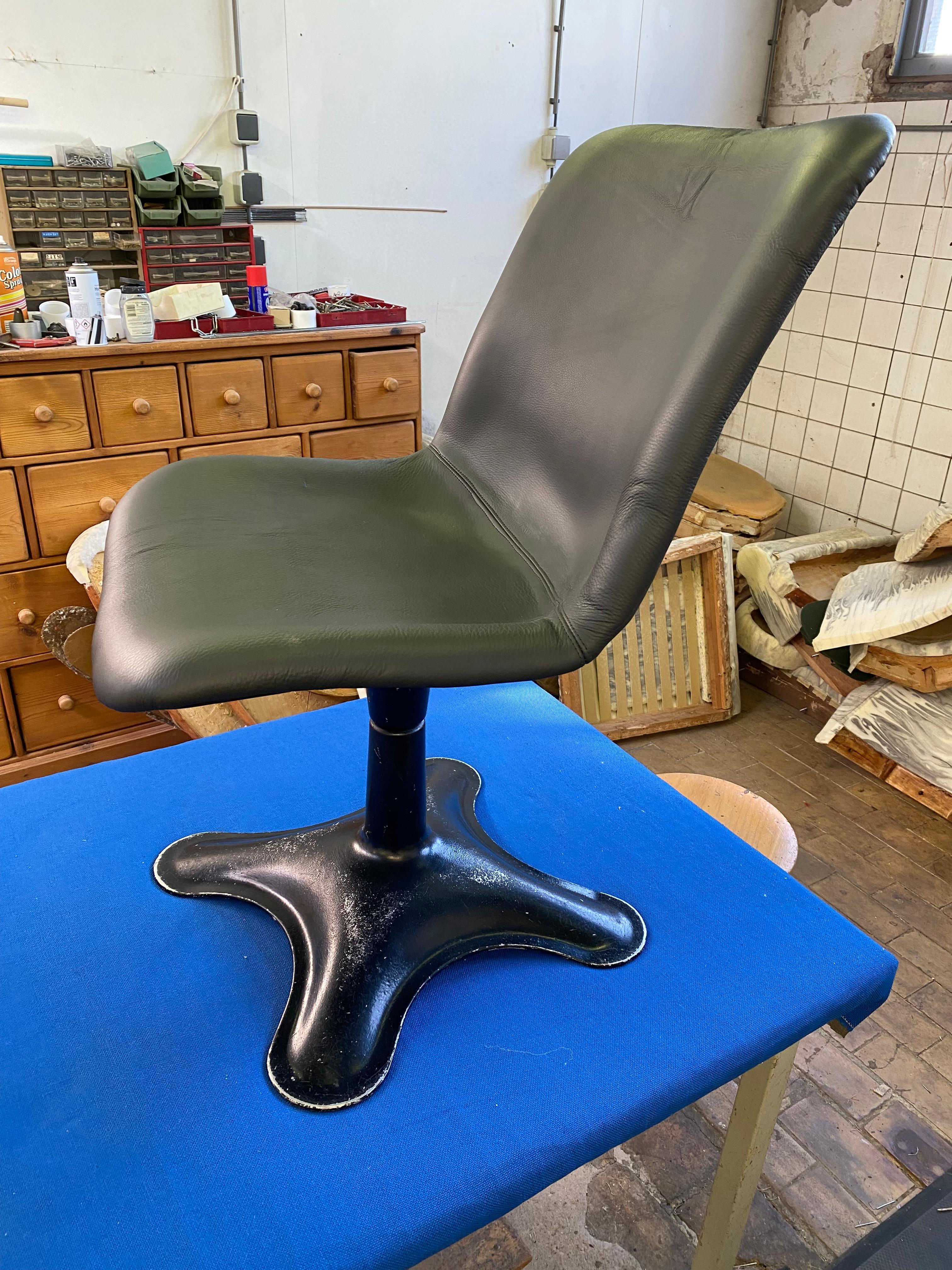Paire de chaises pivotantes Yrjo Kukkapuro en cuir noir restaurées pour Haimi Finlande   en vente 5