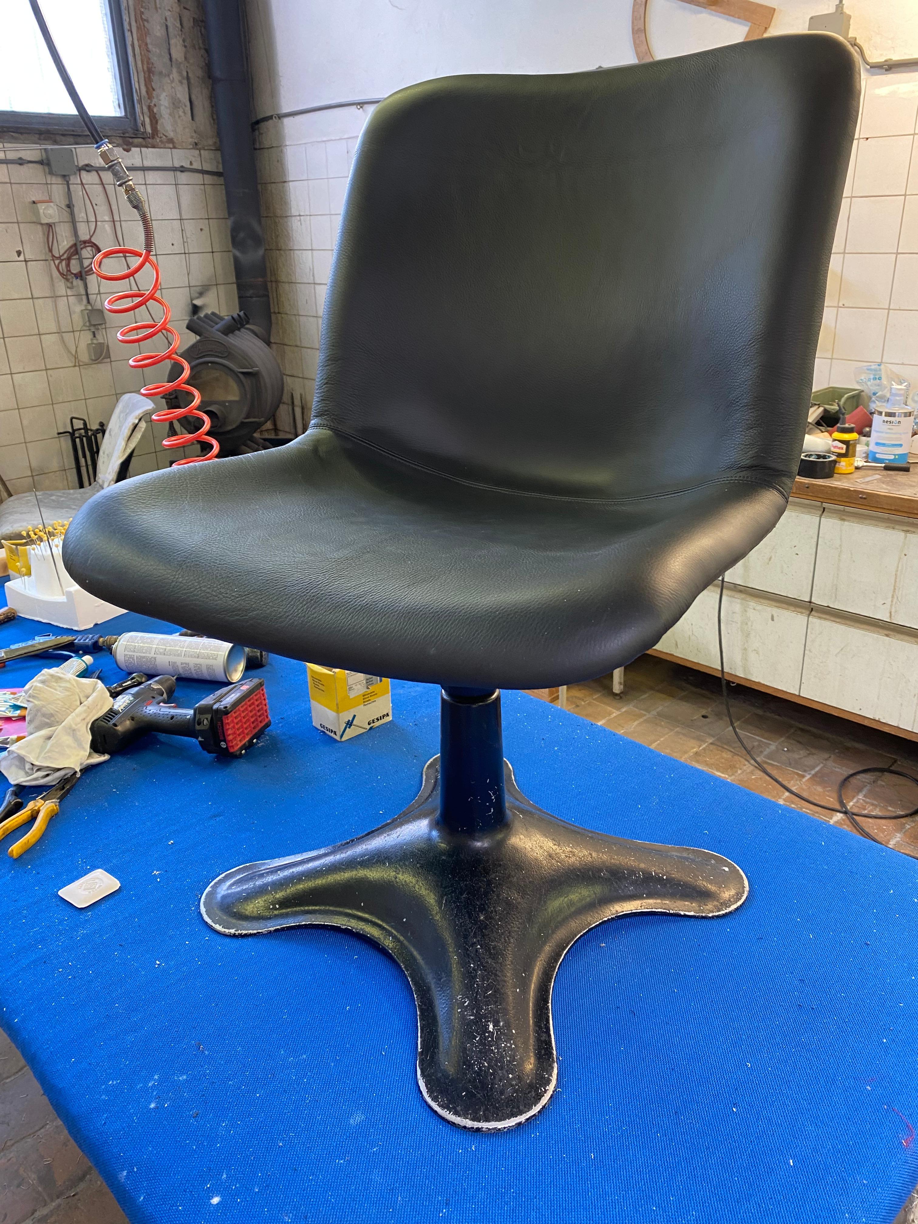 Paire de chaises pivotantes Yrjo Kukkapuro en cuir noir restaurées pour Haimi Finlande   en vente 6