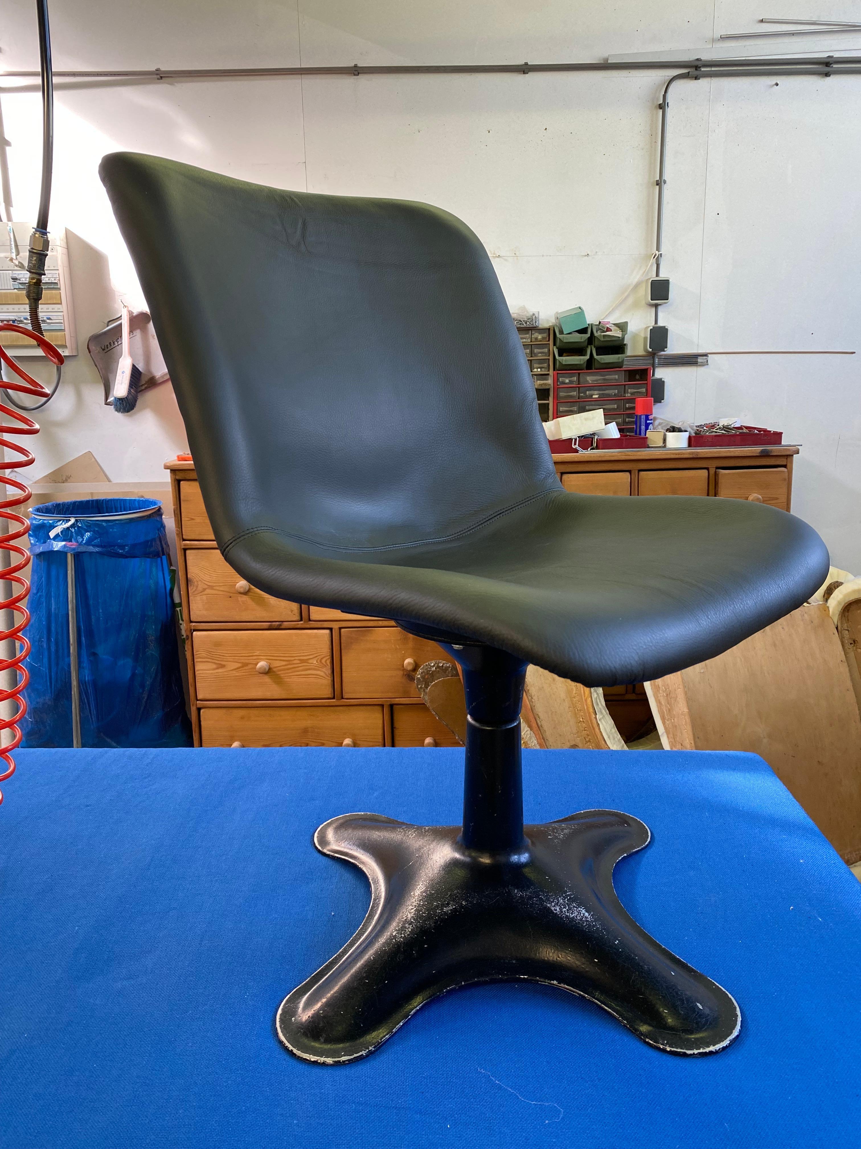 Paire de chaises pivotantes Yrjo Kukkapuro en cuir noir restaurées pour Haimi Finlande   en vente 8