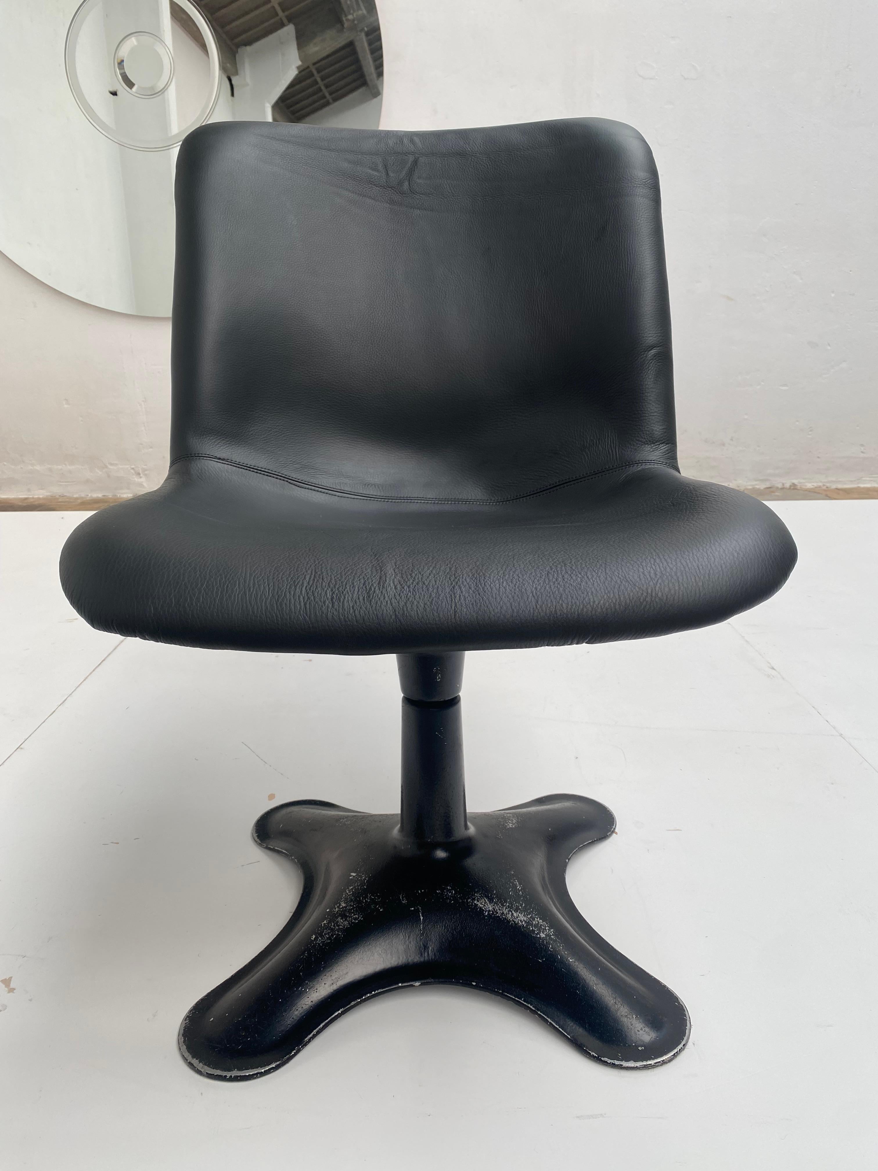 Pair of swivelling chairs model ‘415A’ Finland 1960s   

These organic shaped dining chairs were designed by the Finnish artist Yrjö Kukkapuro

Molded fiberglass and casted aluminium swivelling base finished with black leather upholstery 

 Yrjö