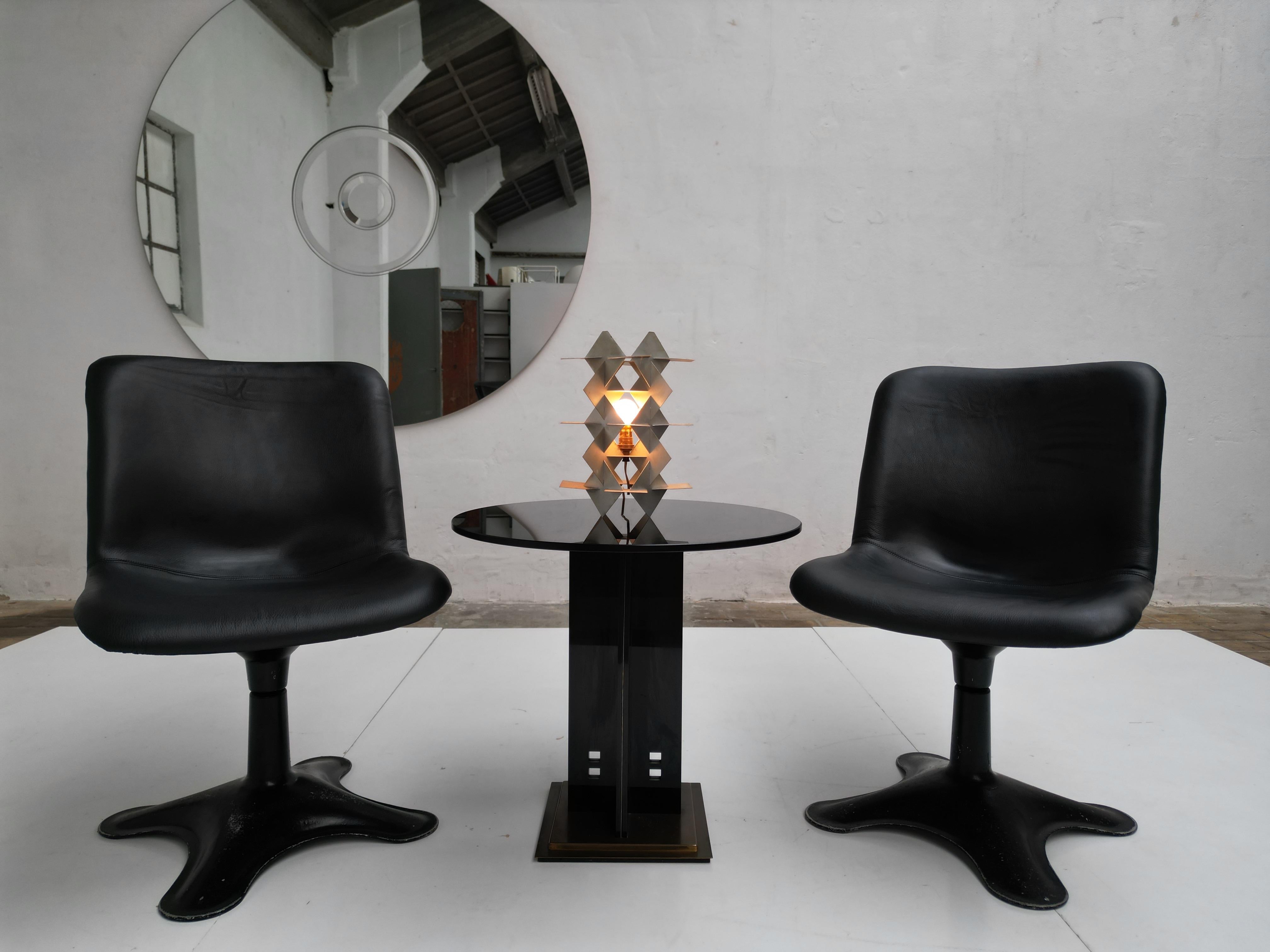 Ère spatiale Paire de chaises pivotantes Yrjo Kukkapuro en cuir noir restaurées pour Haimi Finlande   en vente