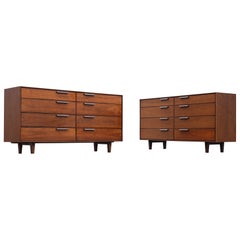 Paar restaurierte Edward Wormley für Dunbar 8-Schubladen-Schränke aus Nussbaum und Leder