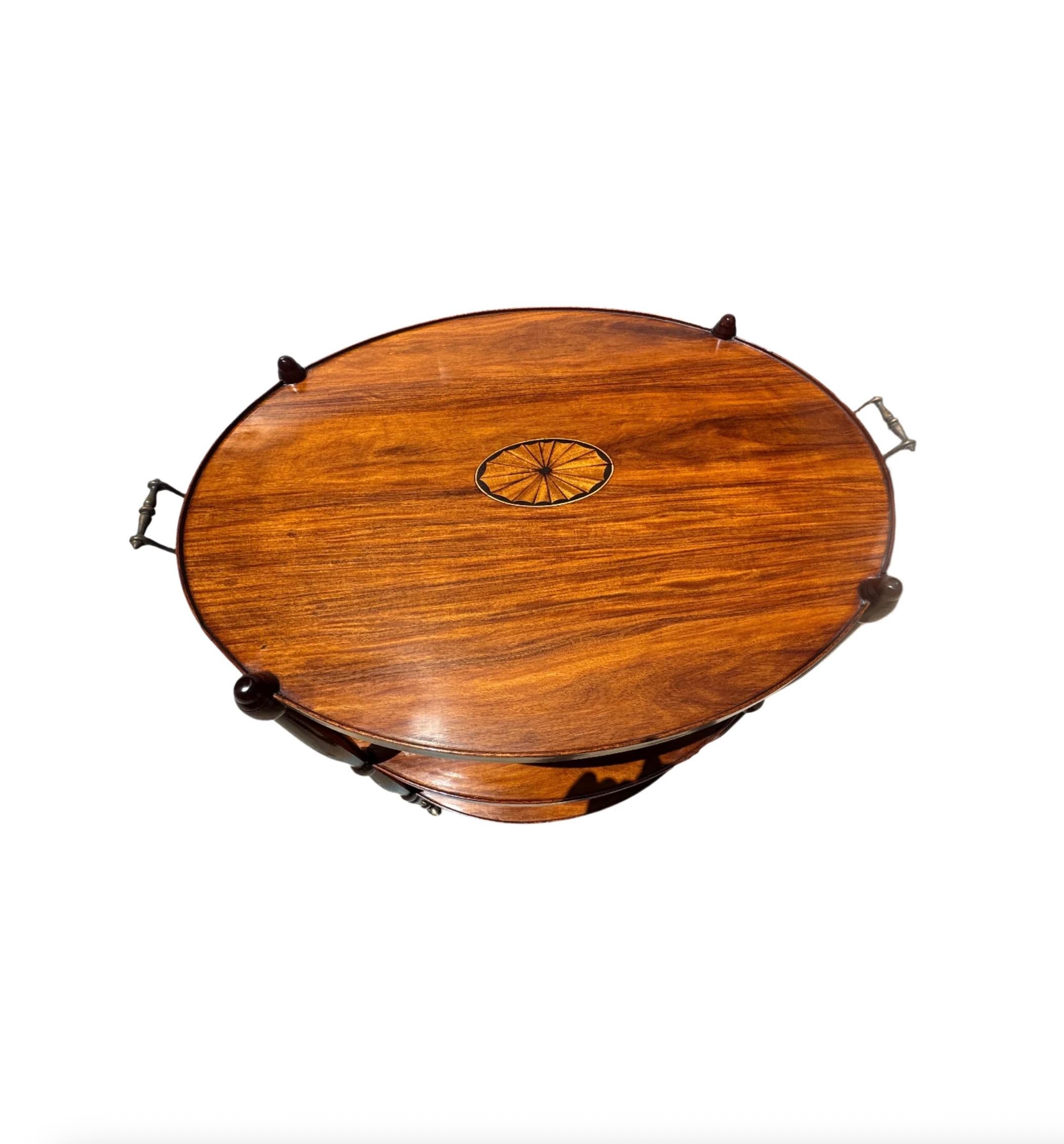Coppia di tavolini ovali in mogano e palissandro in stile Regency inglese del XX secolo, restaurati, oppure tavolini da portata o da bar. Rifinito con una vernice satinata per resistere alle macchie d'acqua.

Età: 1950 - Oggi

Stile di arredamento: