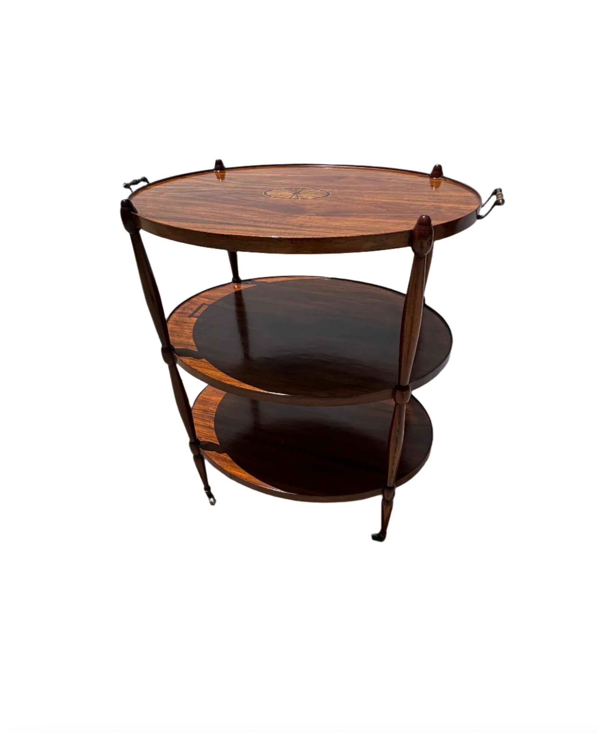 Intarsio Coppia di tavoli a 3 livelli in palissandro intarsiato in stile Regency inglese restaurati o carrelli da bar in vendita