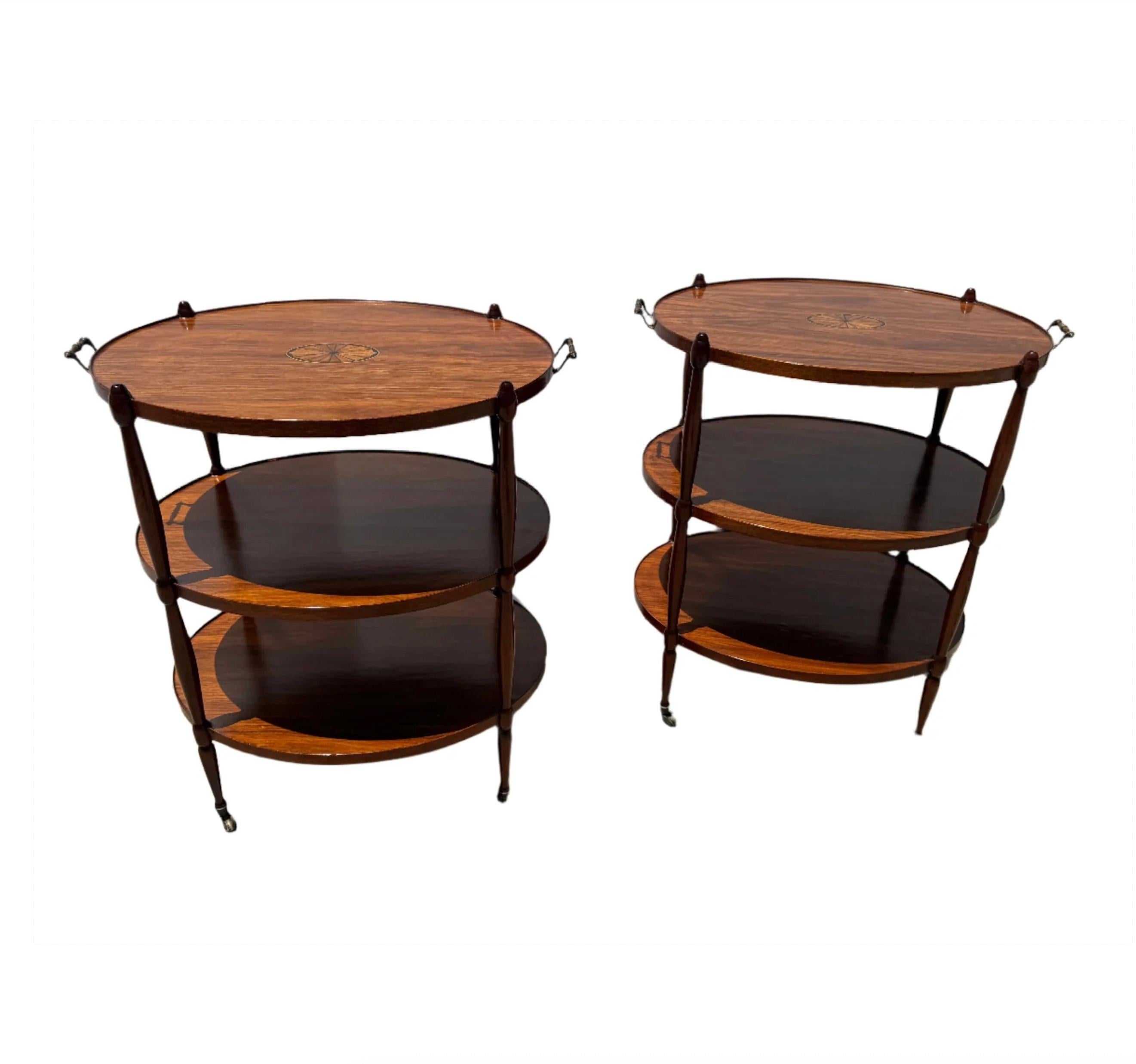 Ottone Coppia di tavoli a 3 livelli in palissandro intarsiato in stile Regency inglese restaurati o carrelli da bar in vendita