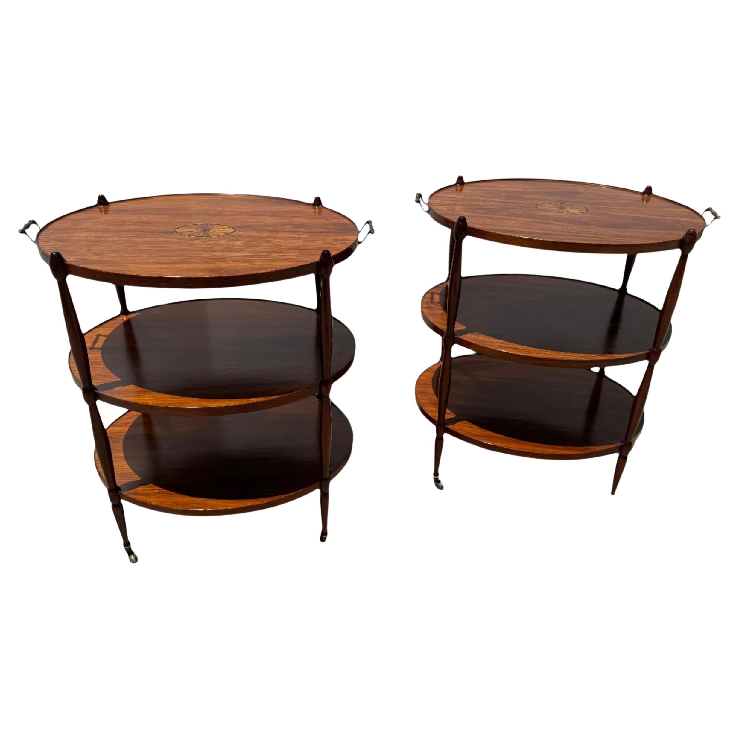 Coppia di tavoli a 3 livelli in palissandro intarsiato in stile Regency inglese restaurati o carrelli da bar in vendita