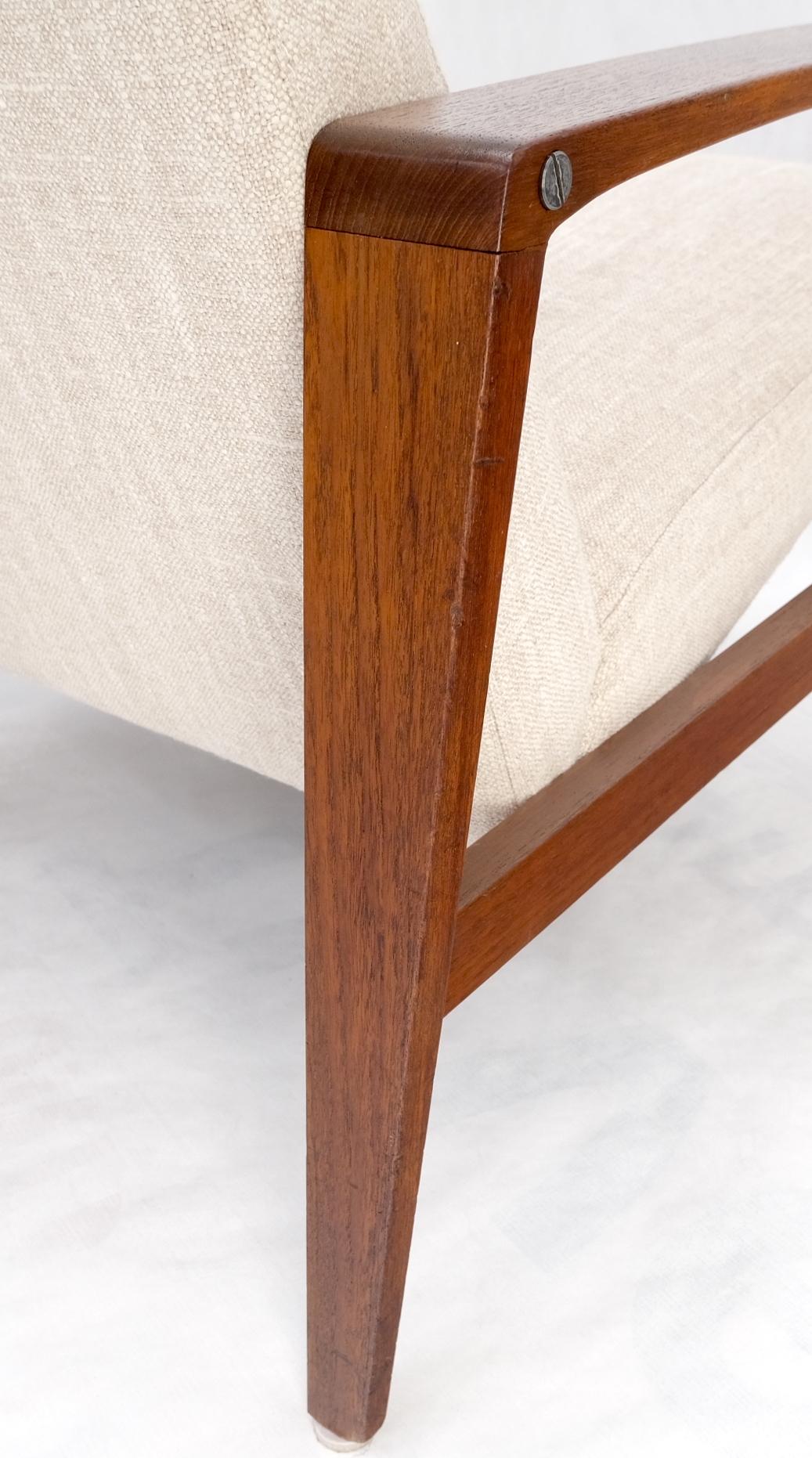 Paire de chaises à accoudoirs restaurées et neuves en teck et tapisserie d'ameublement oatmeal, modernes et de milieu de siècle en vente 4