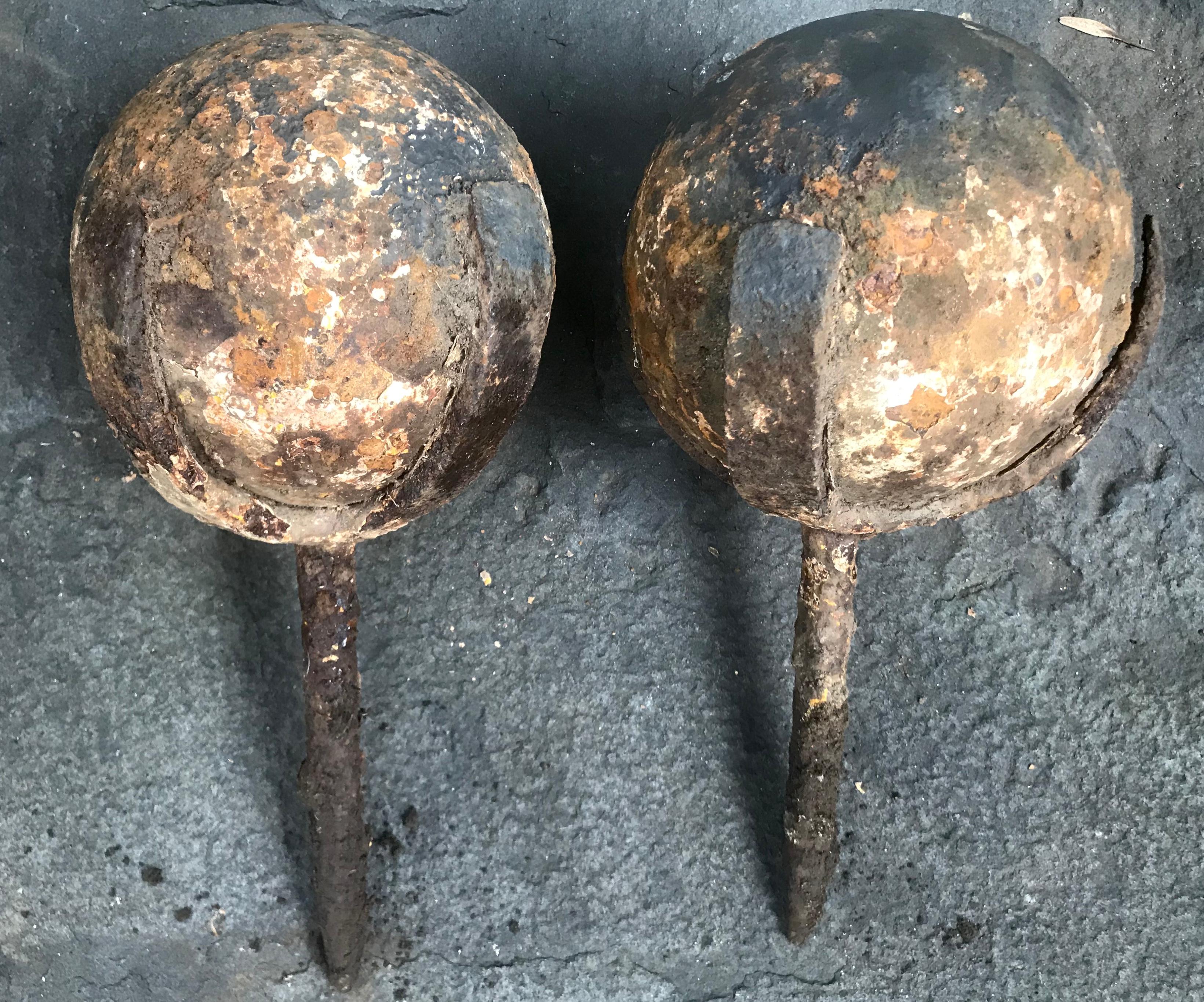 Pair of Revolutionary War Cannonball Finials In Good Condition In New York, NY