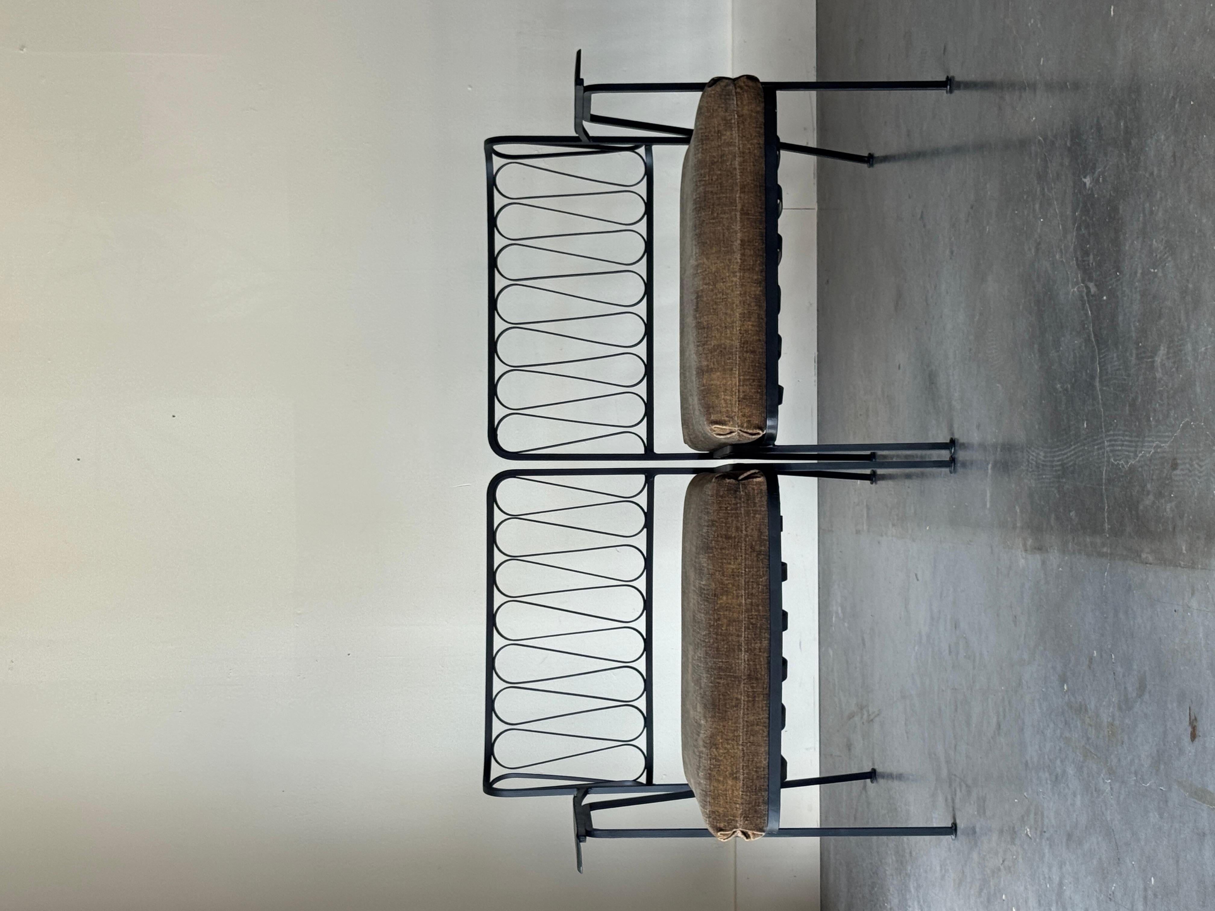 Wir haben alle Polster und Schaumstoffkissen in einem gelblich-beigen Samt neu gestaltet. In ausgezeichnetem Zustand, unmarkiert.