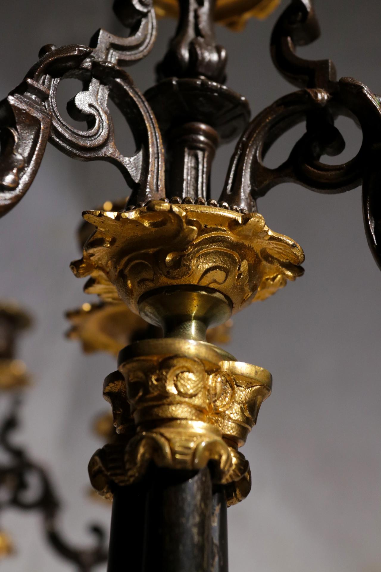 Paire de candélabres patinés et dorés du 19ème siècle richement décorés en vente 2