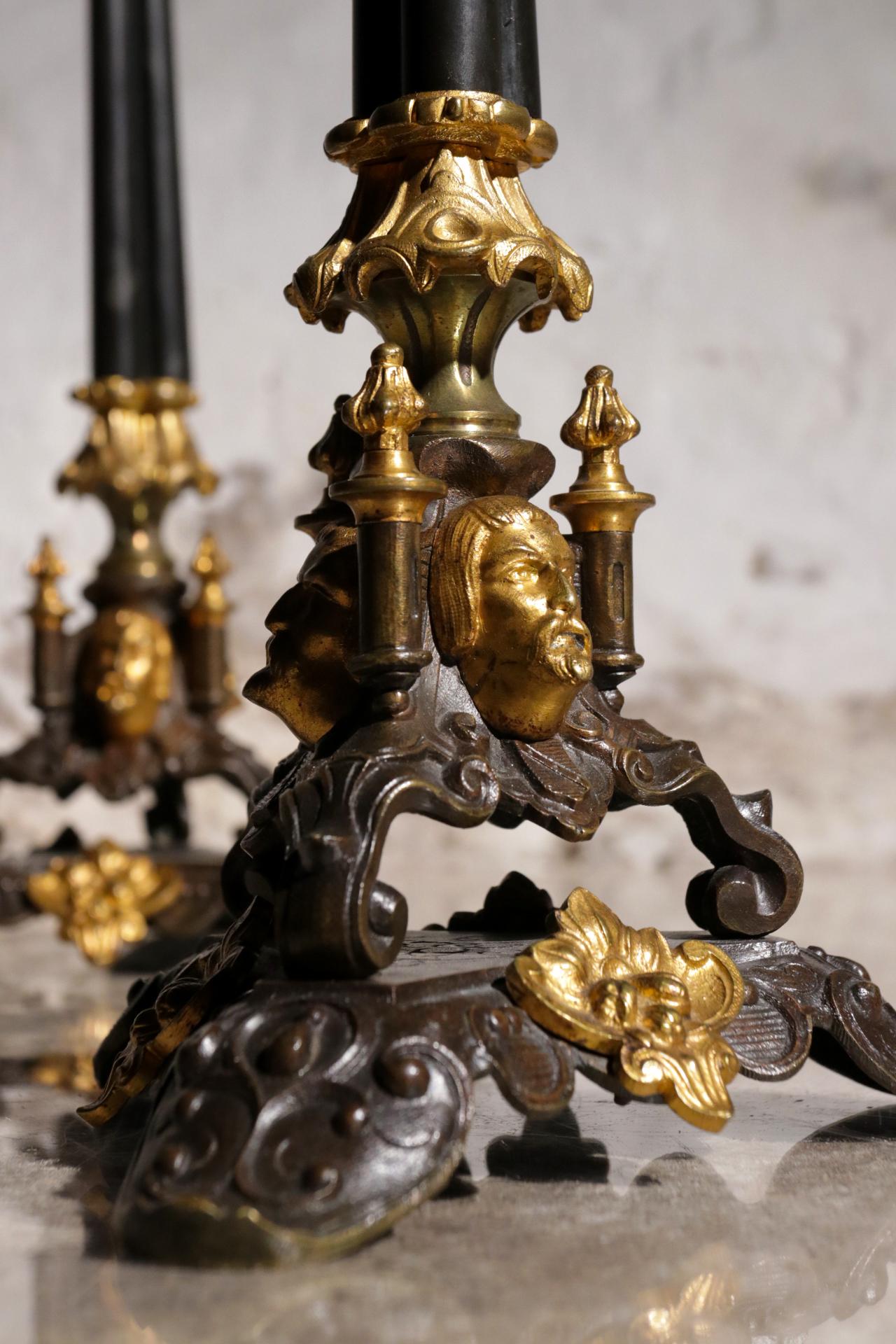 Ein Paar Neorenaissance-Kerzenhalter aus der zweiten Hälfte des 19. Jahrhunderts.
Von allen Seiten reich verziert, also perfekt für den Esstisch.
Wunderbares Geschenk

Abmessungen: 47 cm hoch und Durchmesser der Kerzenarme 19 cm.