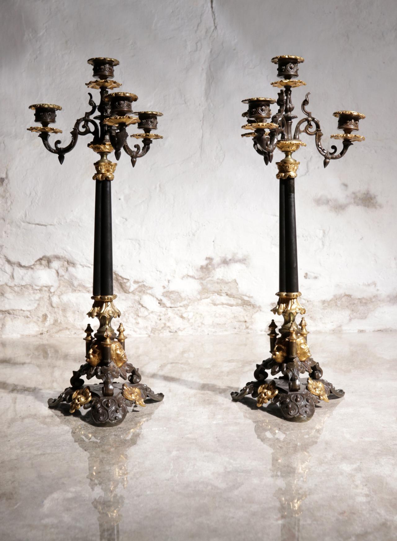 Néoclassique Paire de candélabres patinés et dorés du 19ème siècle richement décorés en vente