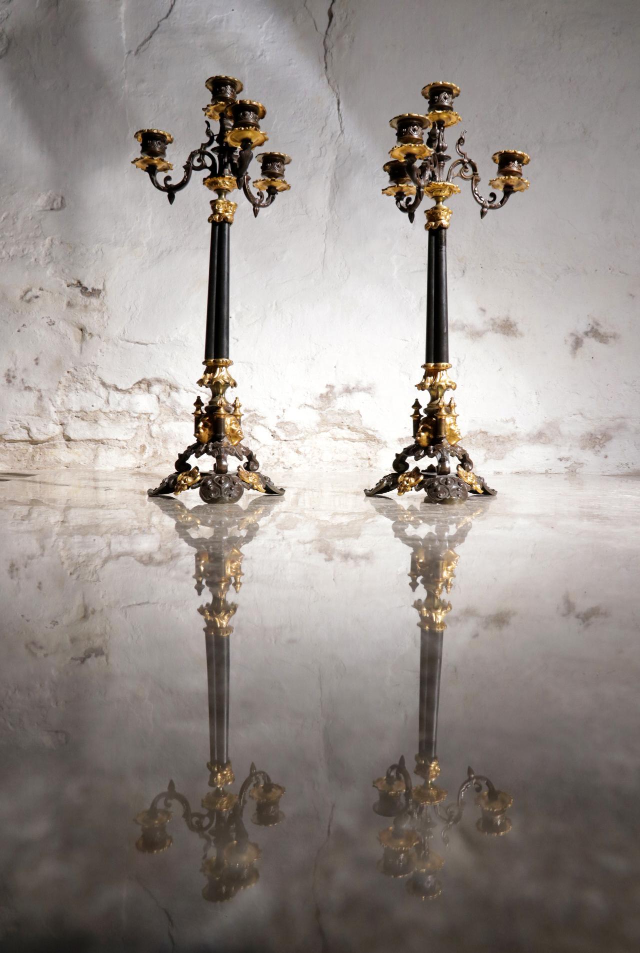 Français Paire de candélabres patinés et dorés du 19ème siècle richement décorés en vente