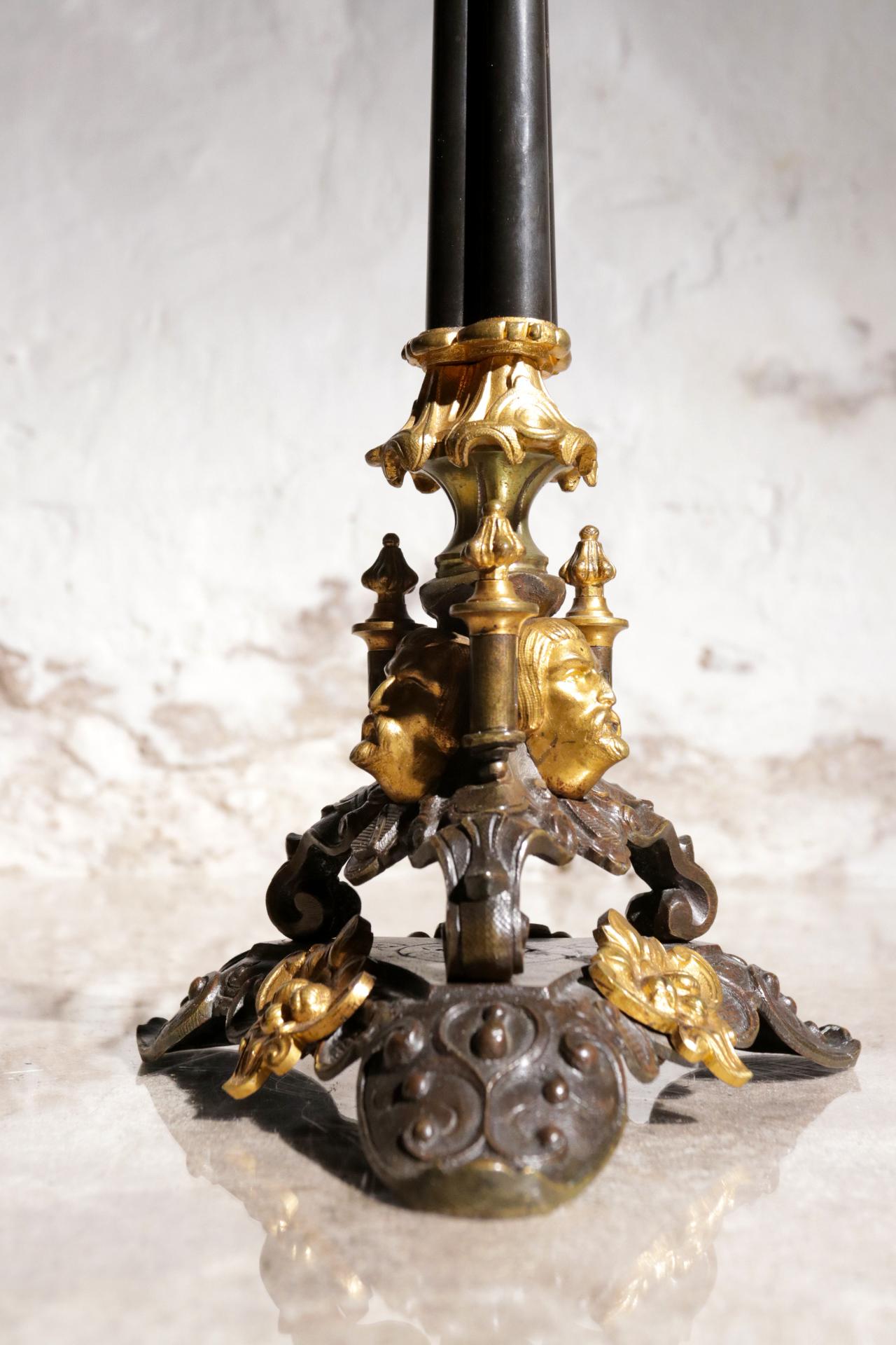 Doré Paire de candélabres patinés et dorés du 19ème siècle richement décorés en vente