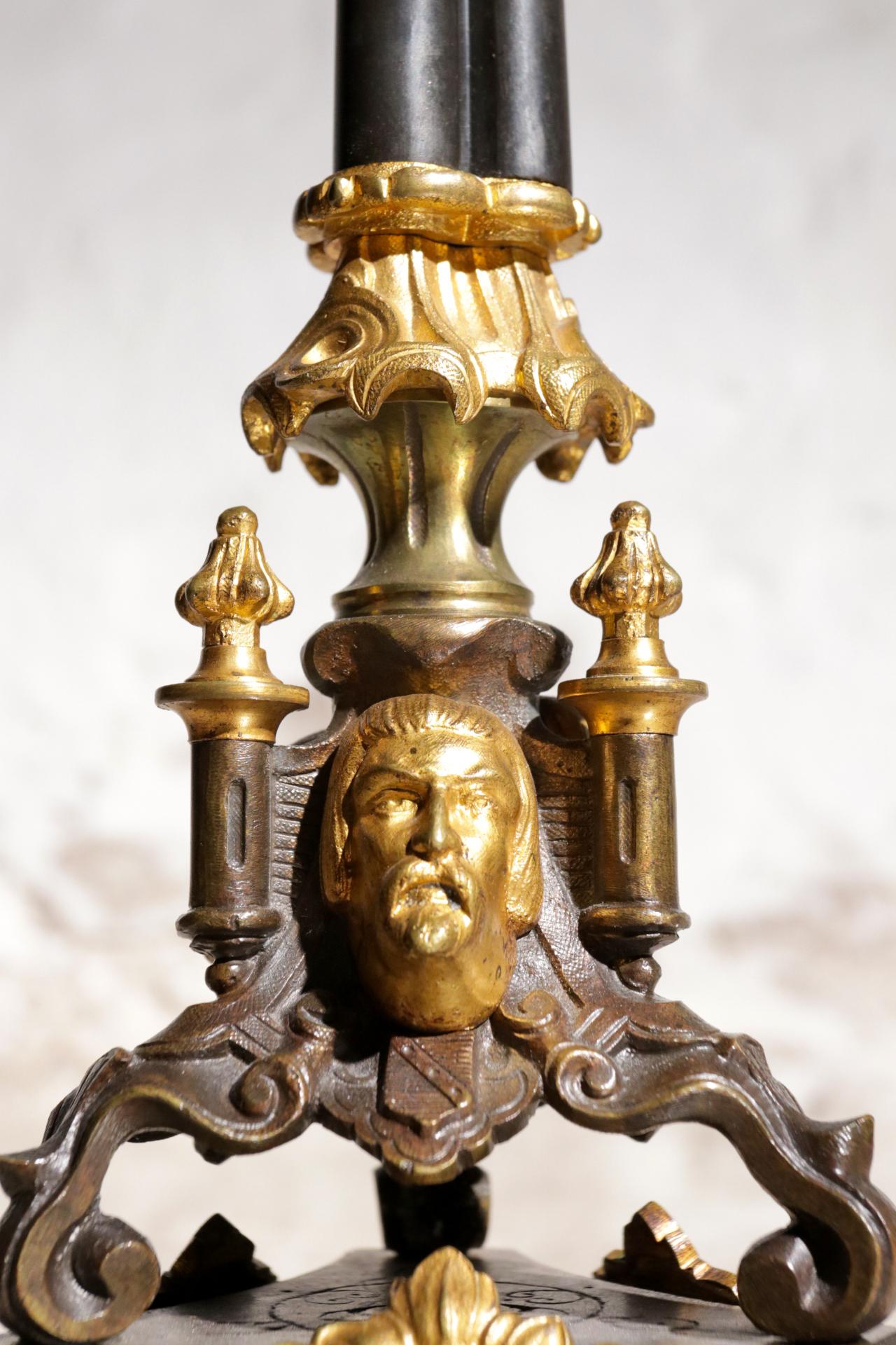 Paire de candélabres patinés et dorés du 19ème siècle richement décorés Bon état - En vente à Boven Leeuwen, NL