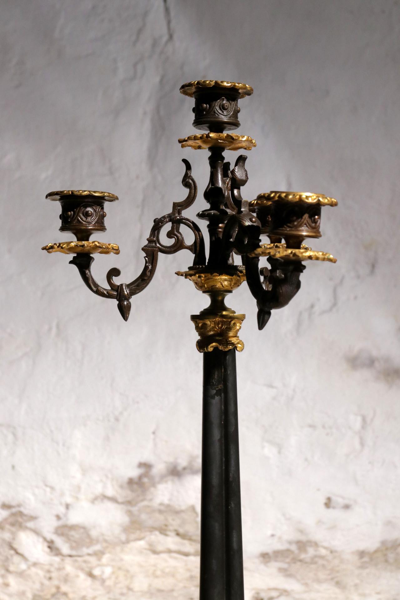 Milieu du XIXe siècle Paire de candélabres patinés et dorés du 19ème siècle richement décorés en vente