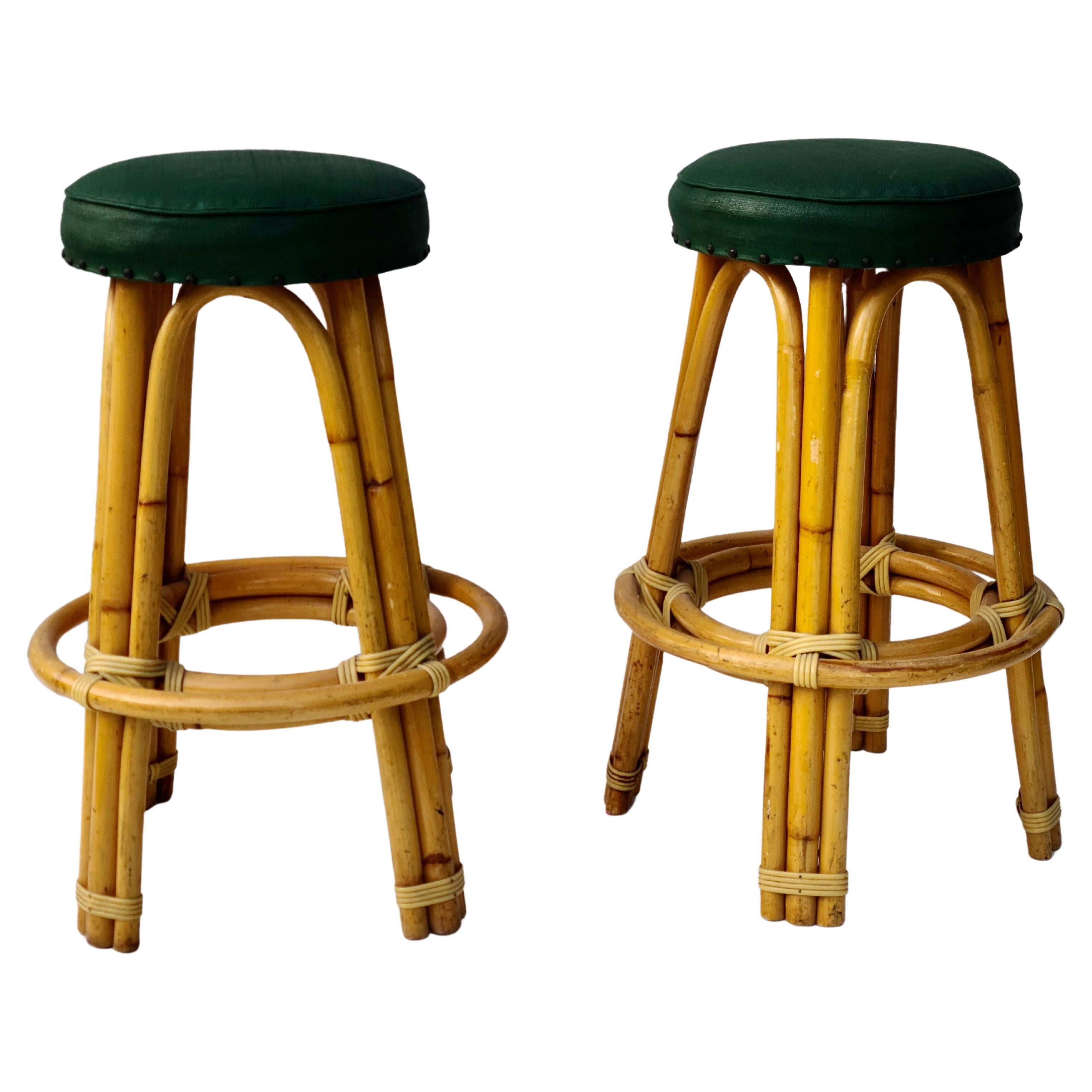 Paire de tabourets de bar.
Housses de siège en bambou et en vinyle.