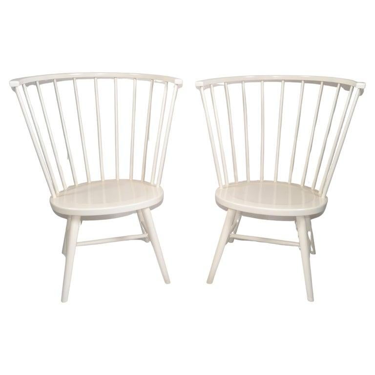 Pair of solid handmade Hardwood high-backed Dining Chairs by Paola Navone in the late 20th century, America.
A unique update to the classic Riviera Windsor, these chairs are interesting enough to serve as American Colonial accent chairs as well.