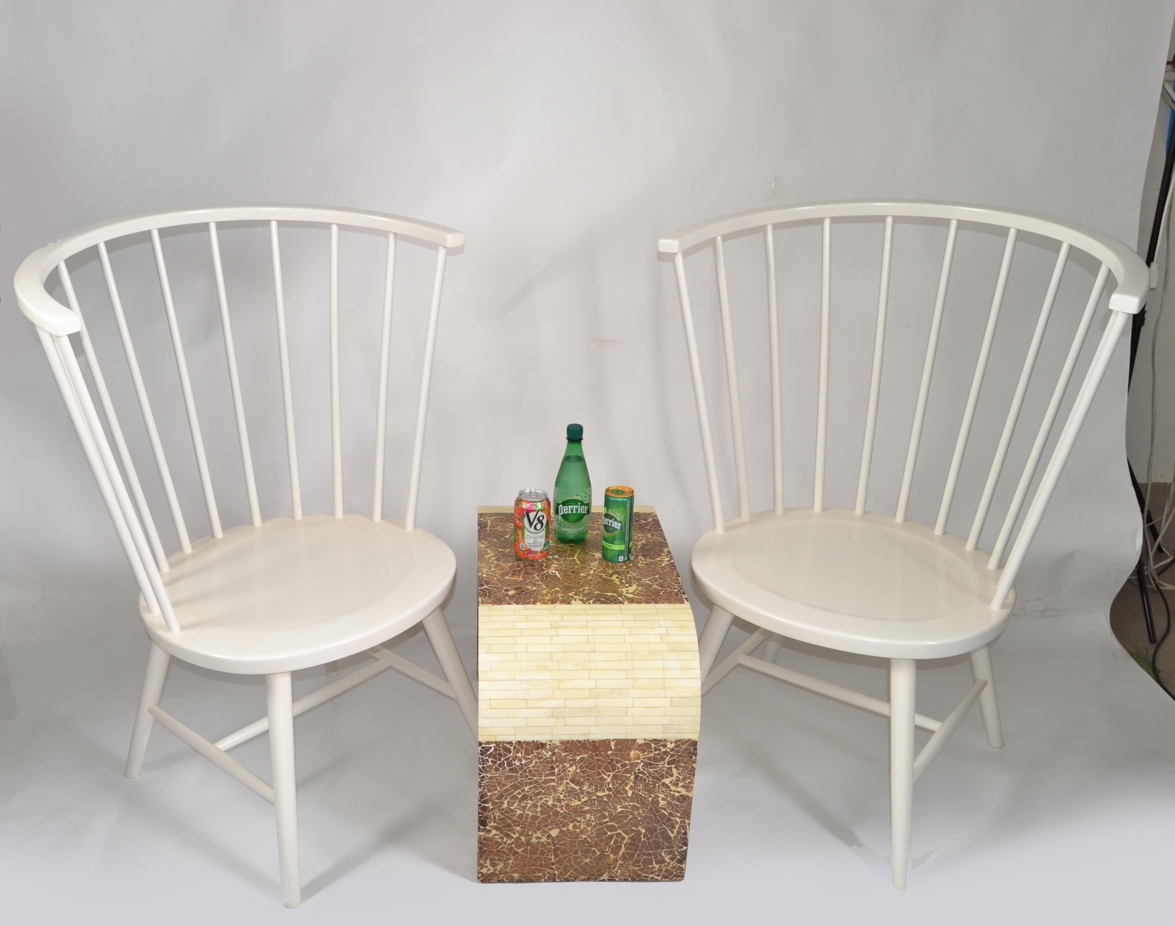 Paar weiße Riviera Windsor-Stühle mit hoher Rückenlehne von Paola Navone, rustikaler amerikanischer Stil   (Hartholz) im Angebot