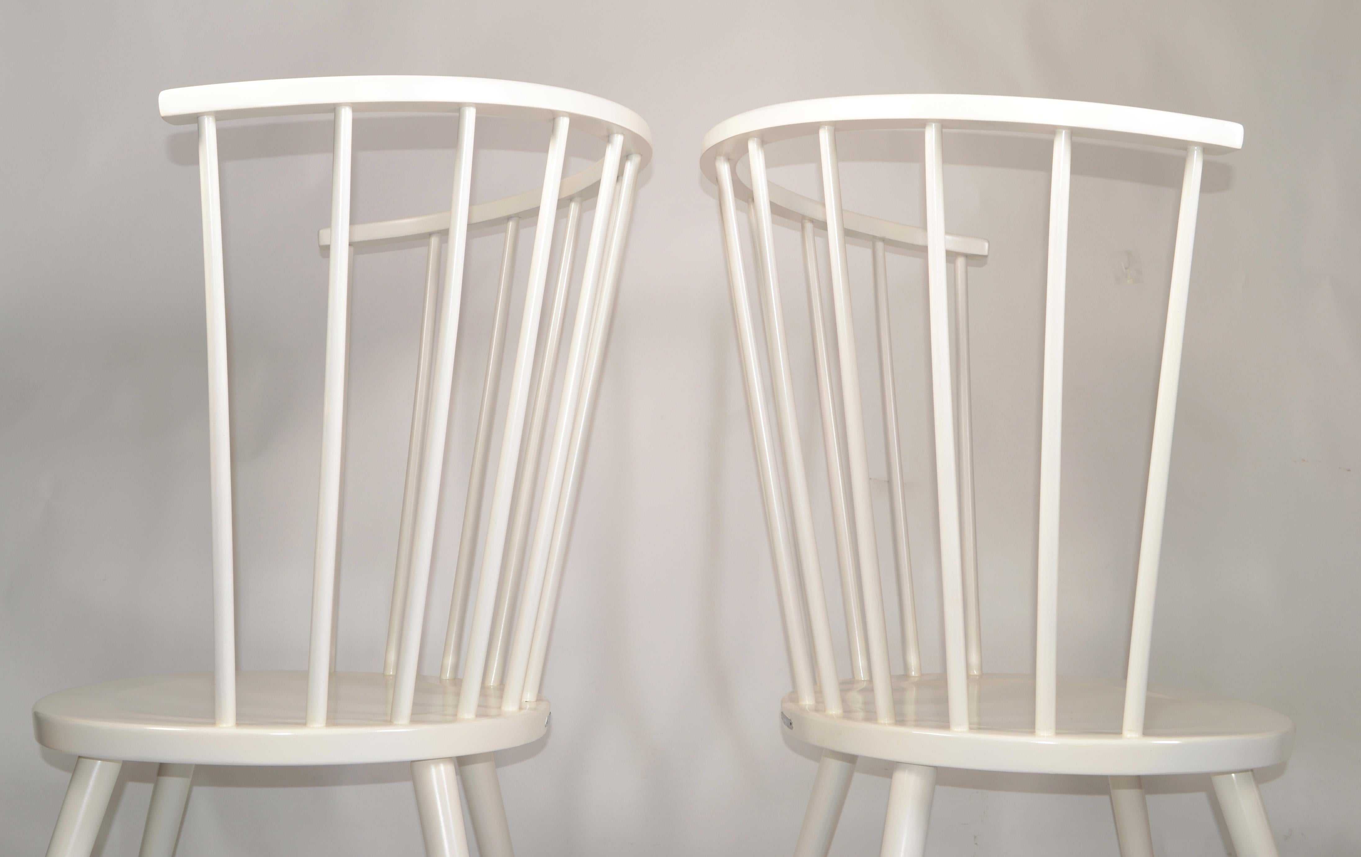 Paar weiße Riviera Windsor-Stühle mit hoher Rückenlehne von Paola Navone, rustikaler amerikanischer Stil   im Angebot 1
