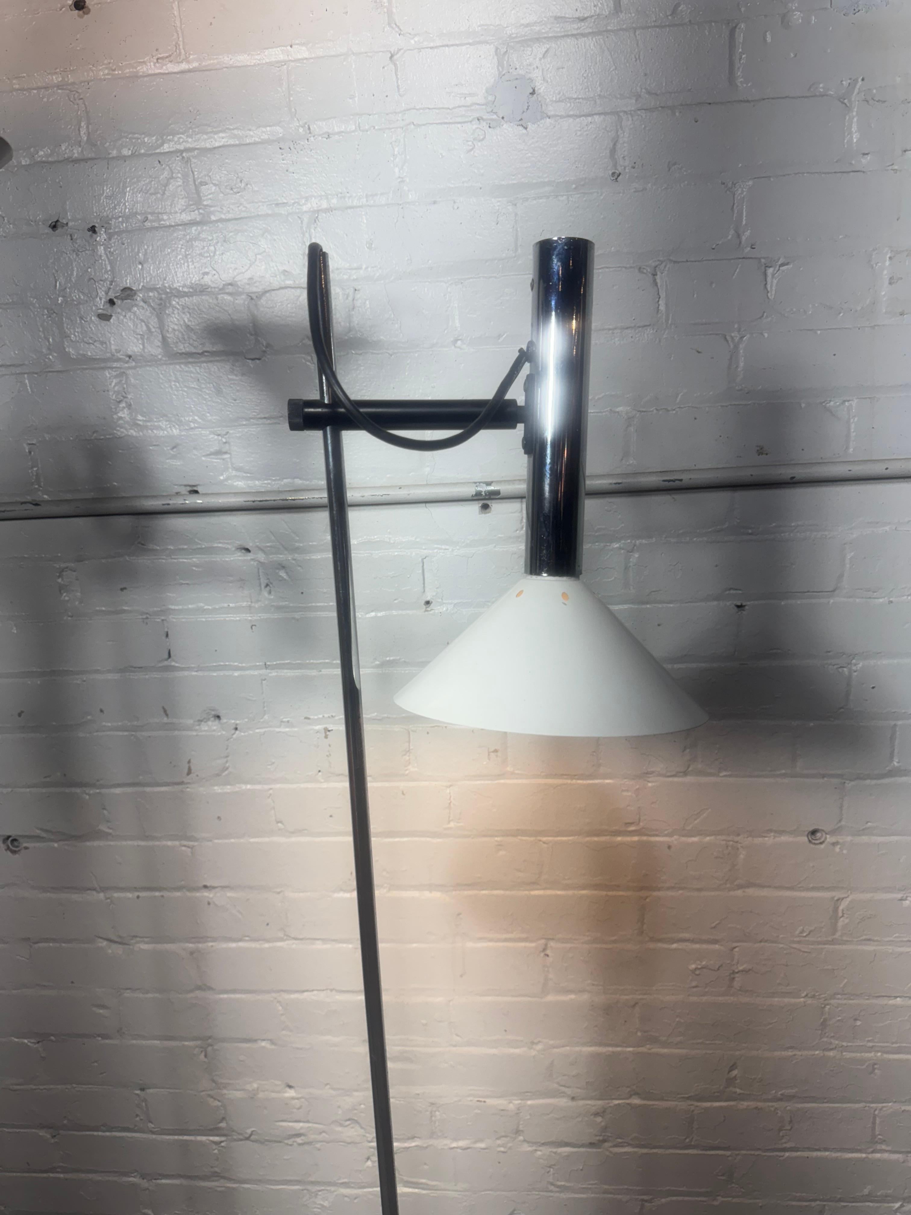 Pareja de lámparas de pie articuladas Robert Sonneman para George Kovacs, MODEERNISTAS en venta 3