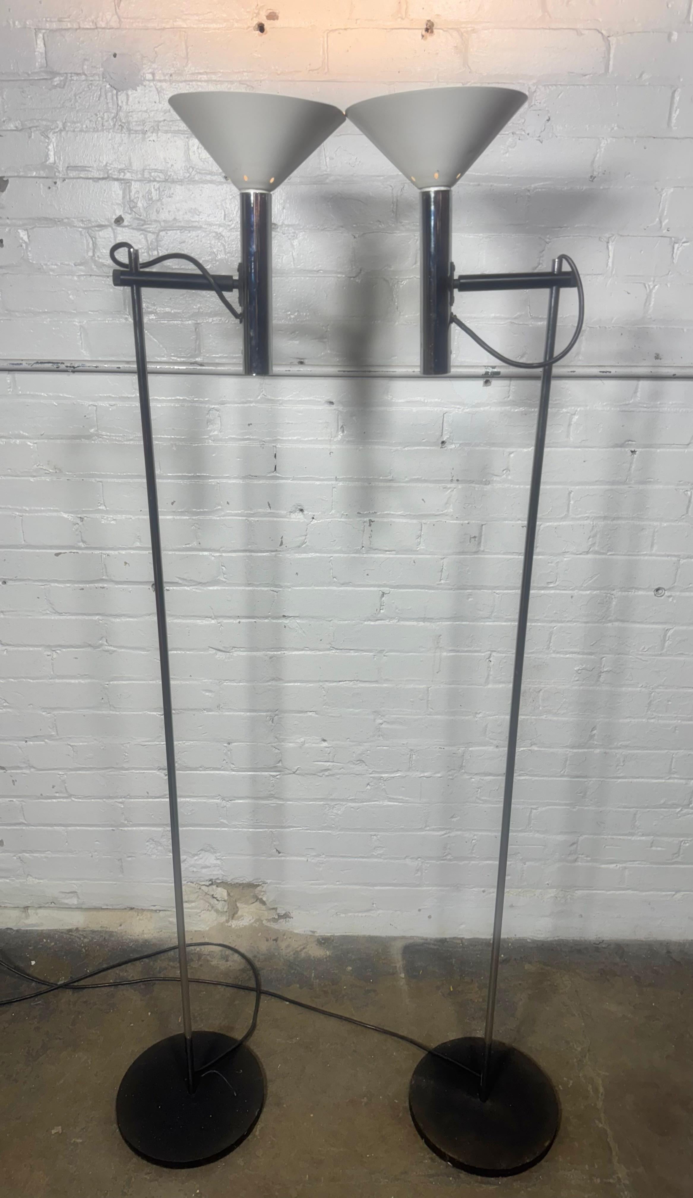 Pareja de lámparas de pie articuladas Robert Sonneman para George Kovacs, MODEERNISTAS Moderno de mediados de siglo en venta