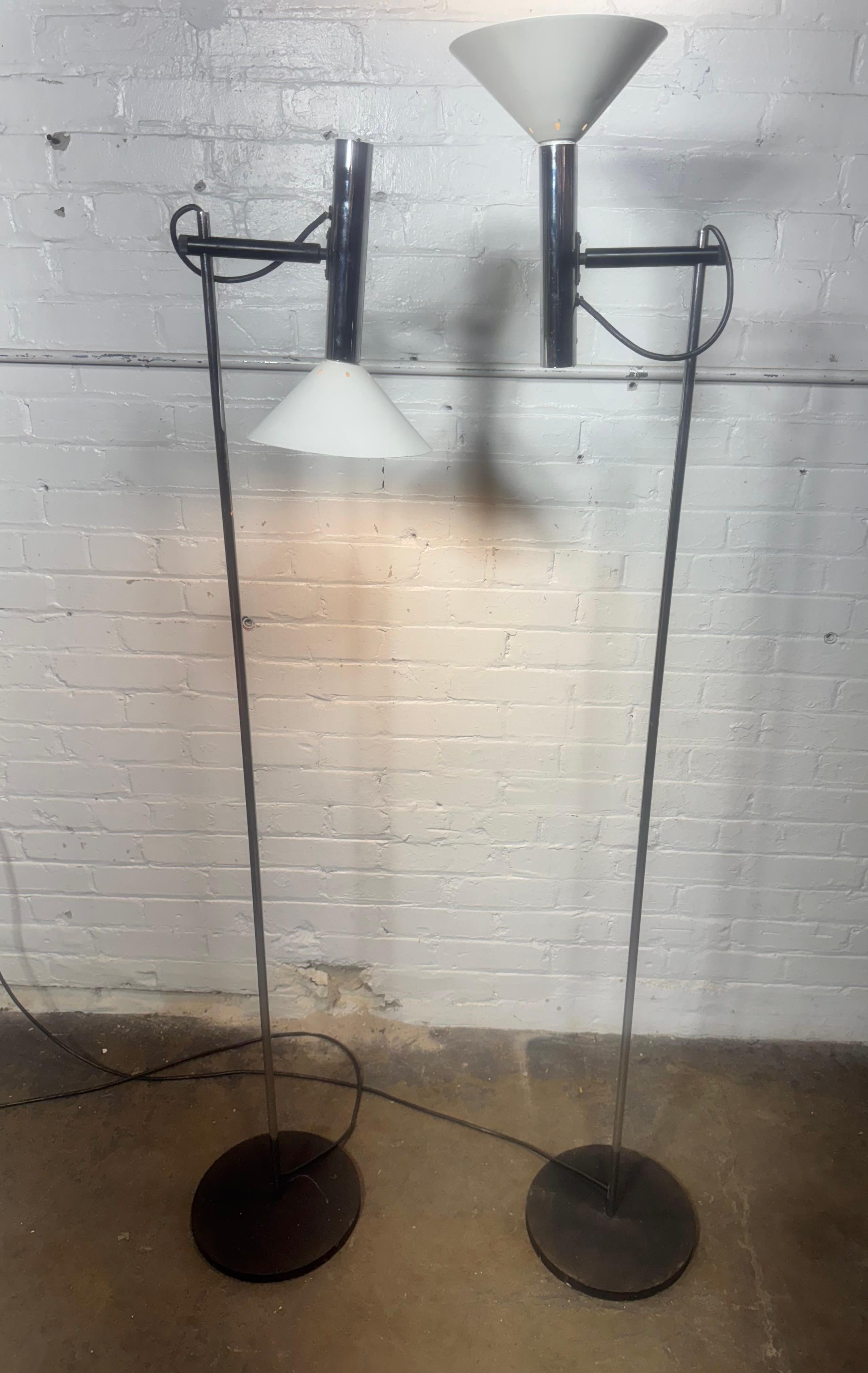 Pareja de lámparas de pie articuladas Robert Sonneman para George Kovacs, MODEERNISTAS Esmaltado en venta