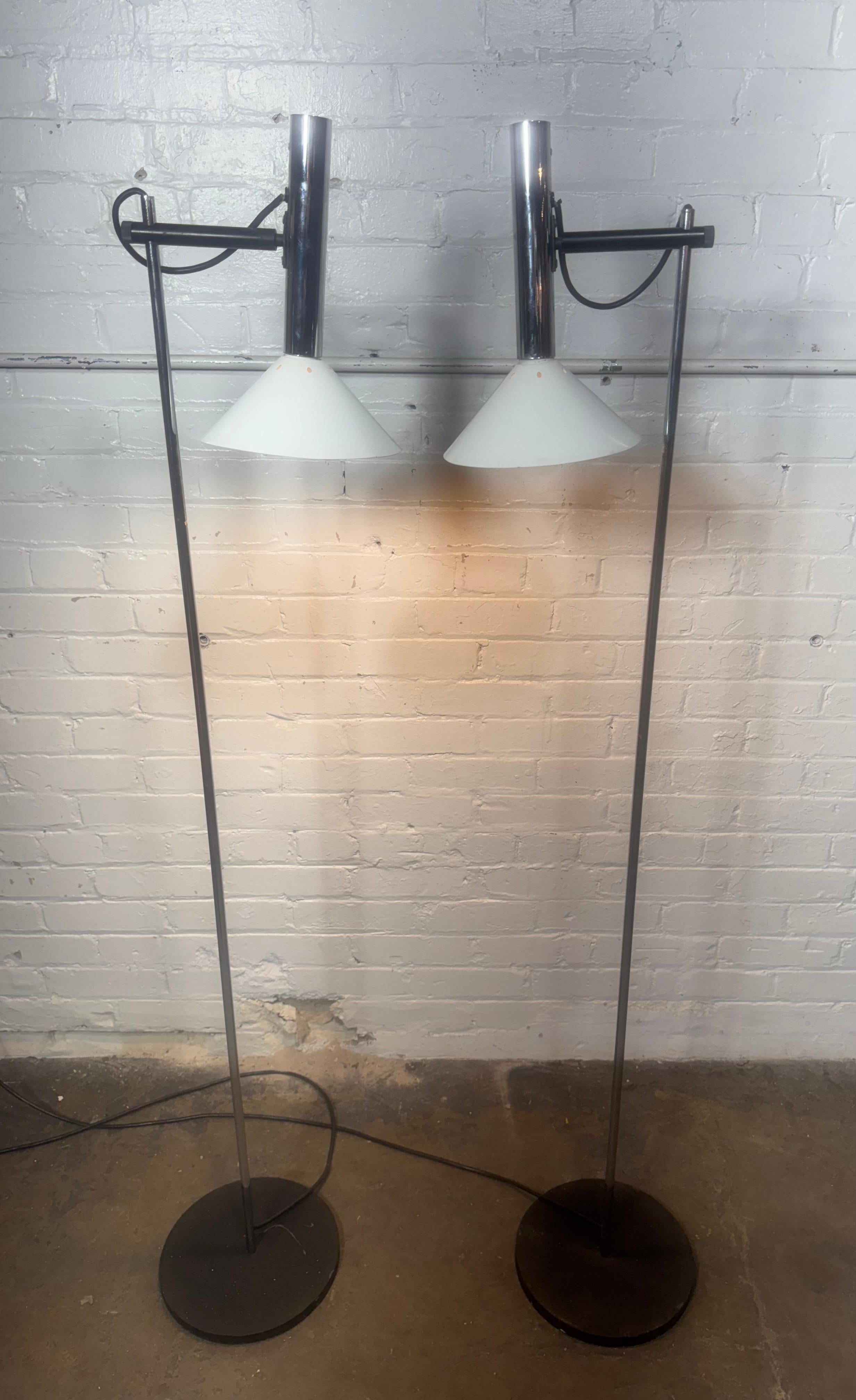 Pareja de lámparas de pie articuladas Robert Sonneman para George Kovacs, MODEERNISTAS en Bueno estado para la venta en Buffalo, NY