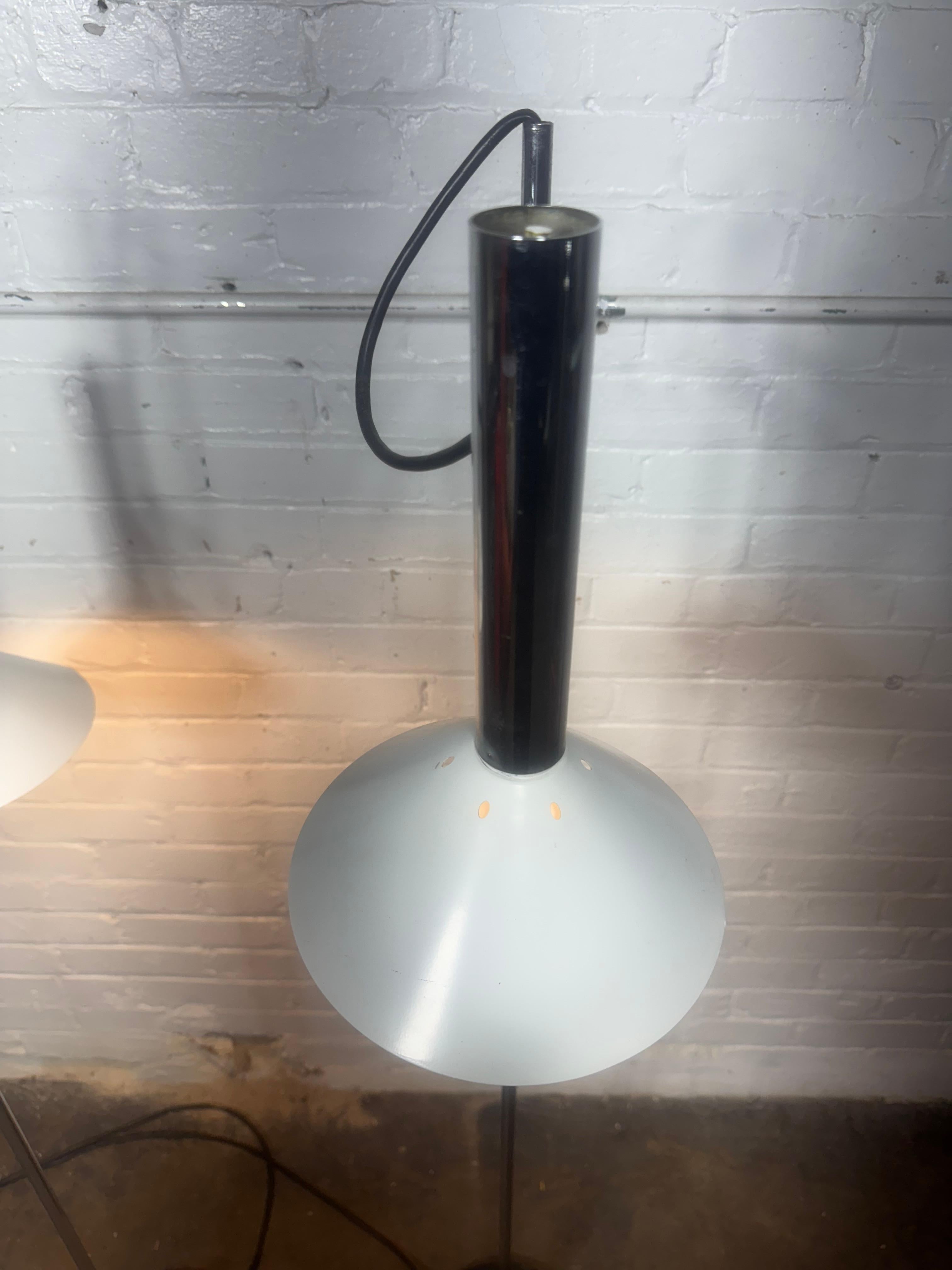 Pareja de lámparas de pie articuladas Robert Sonneman para George Kovacs, MODEERNISTAS Metal en venta