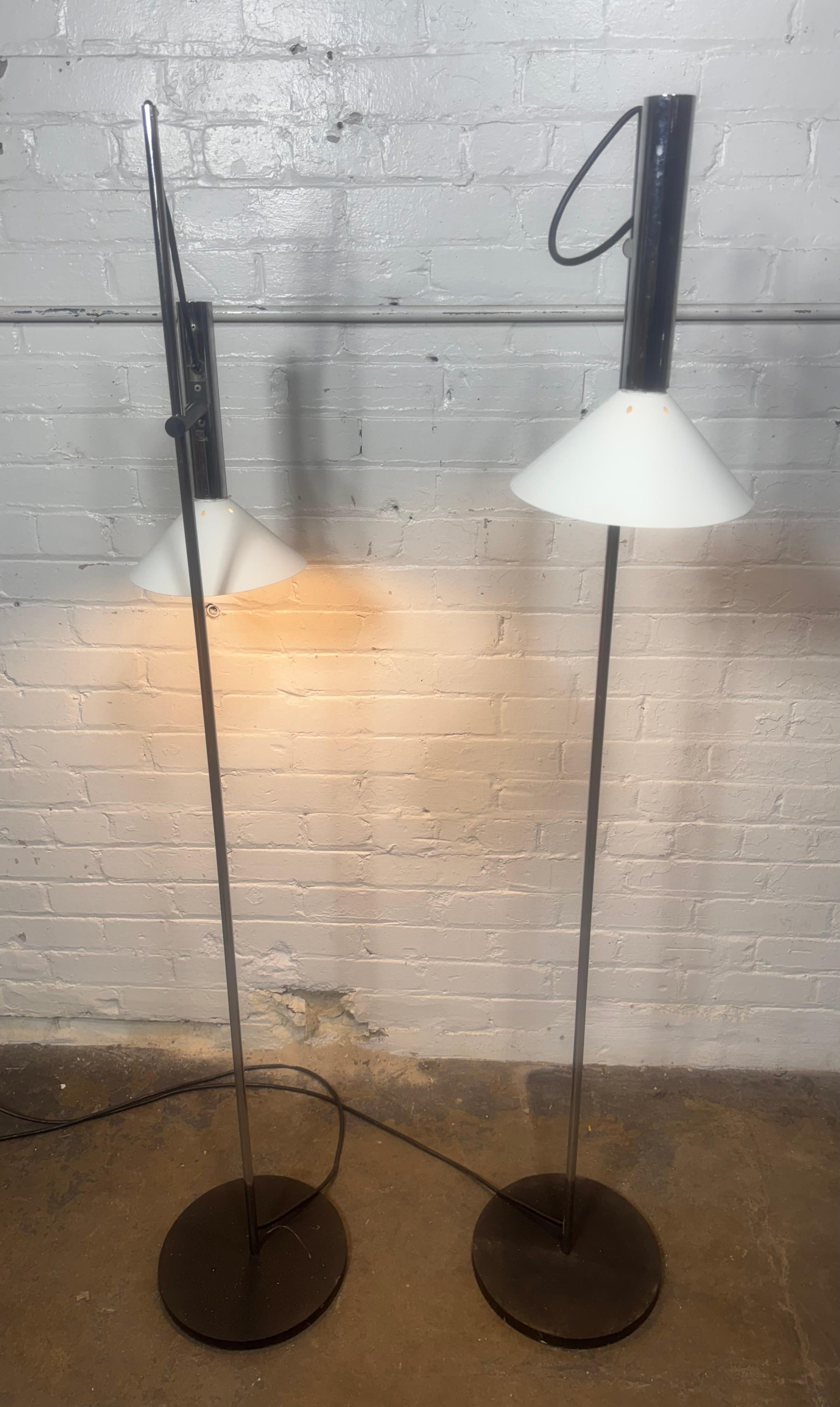 Pareja de lámparas de pie articuladas Robert Sonneman para George Kovacs, MODEERNISTAS en venta 1