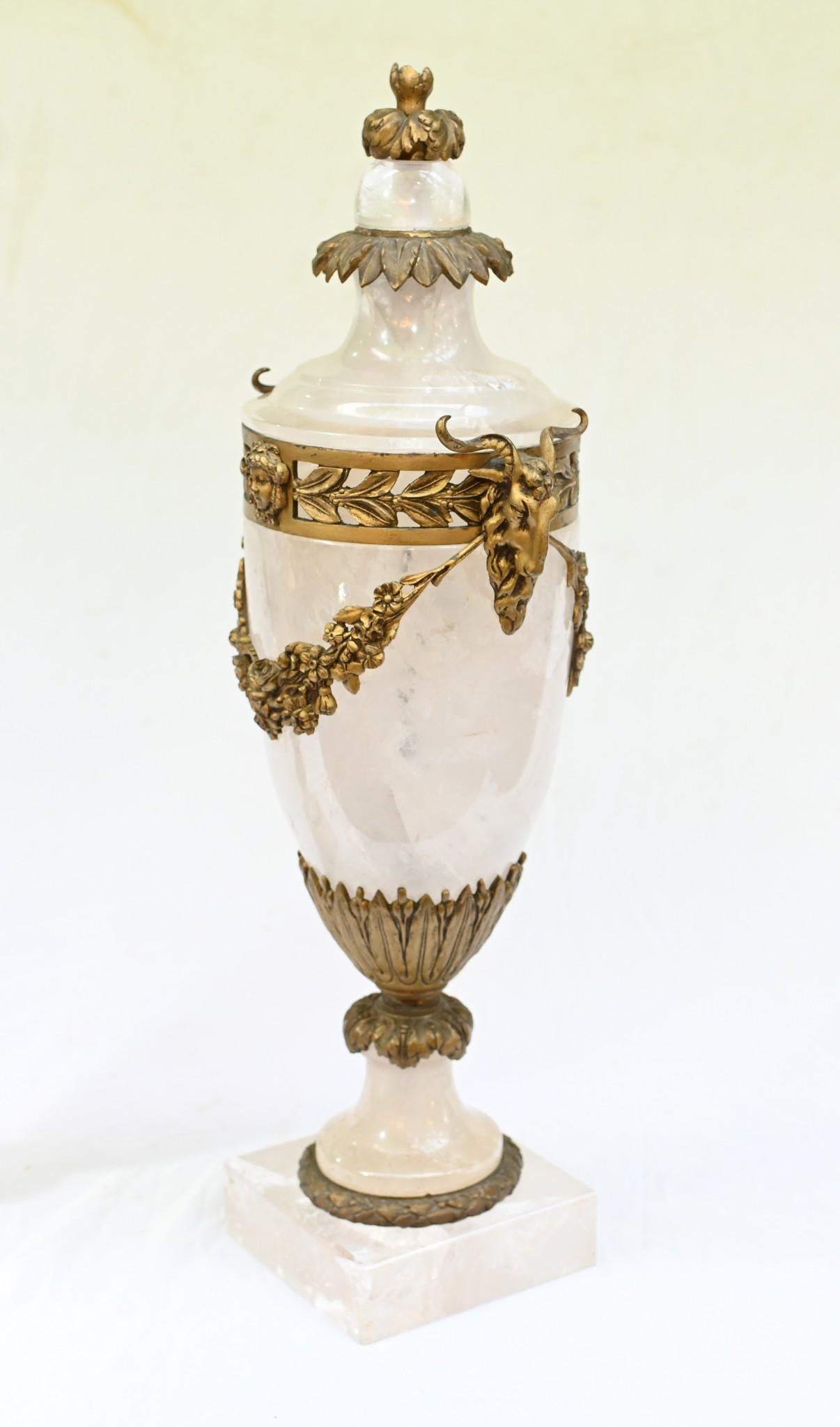 Paire de cassolettes en cristal de roche Urnes Vases Montures en bronze doré 1860 en vente 5