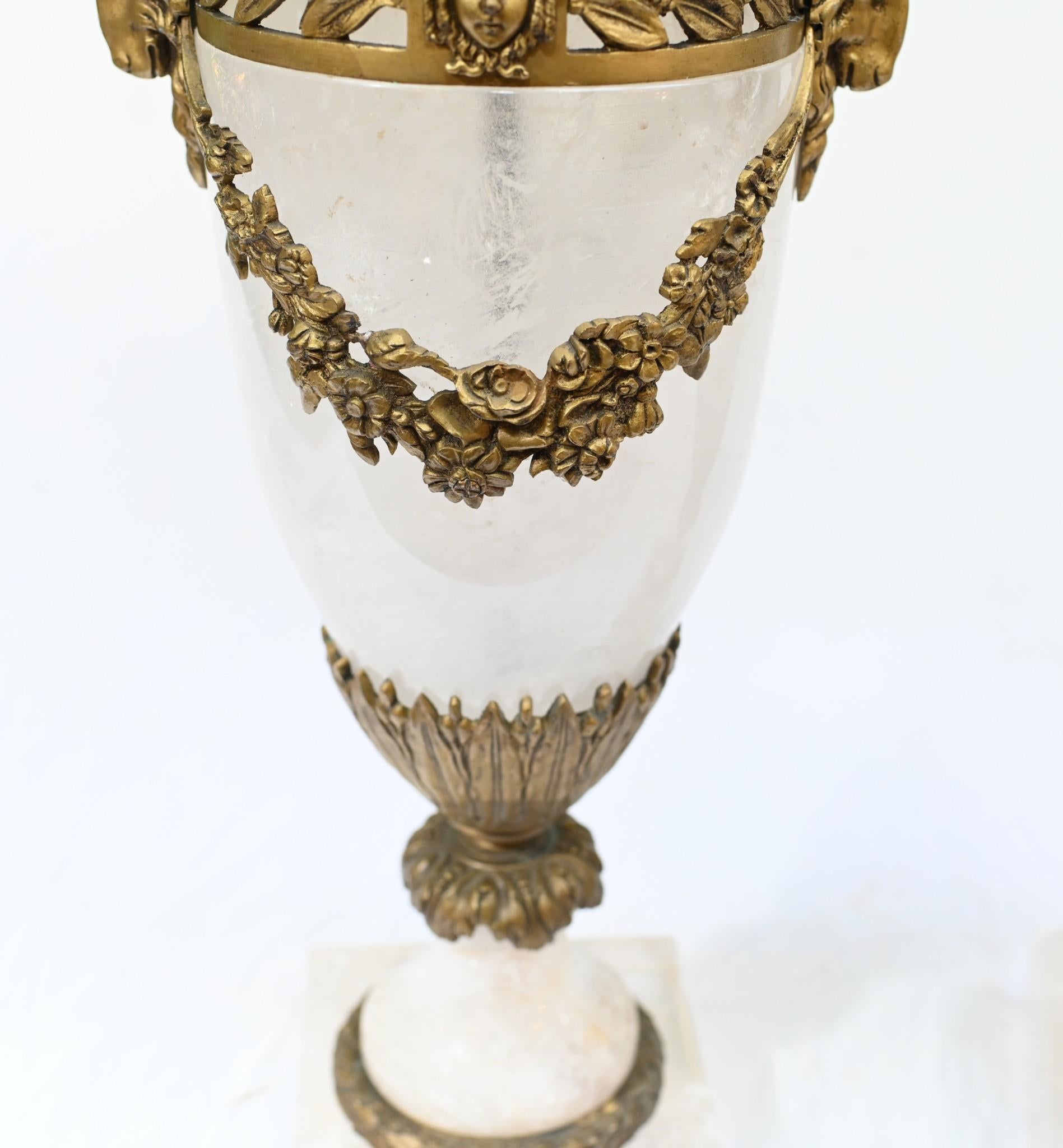 Milieu du XIXe siècle Paire de cassolettes en cristal de roche Urnes Vases Montures en bronze doré 1860 en vente